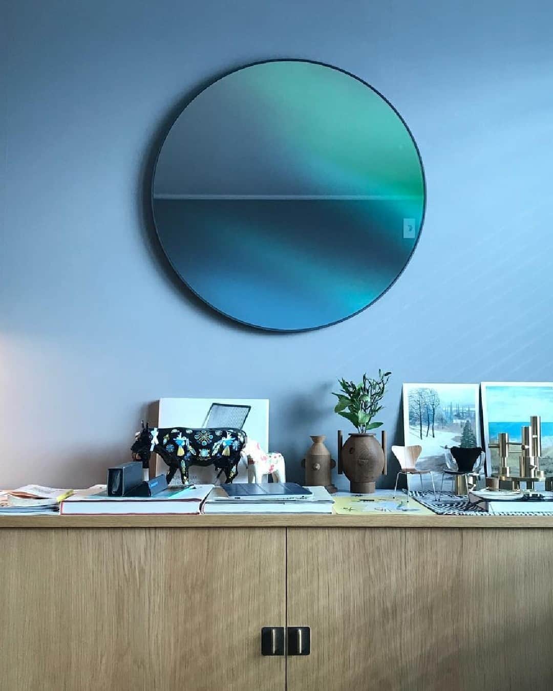 フリッツハンセンさんのインスタグラム写真 - (フリッツハンセンInstagram)「Blue and green dreams unfold in the Studio Roso mirror as it blends reality and fantasy with a physical filter effect.  Explore more via link in bio  Captured by @bibliotheque_  #fritzhansen #mirror #studioroso #interiordesign #accessoriesbyfritzhansen #bedroom #diningroomdecor #nordicdesign  #프리츠한센  #フリッツハンセン」8月28日 18時00分 - fritzhansen