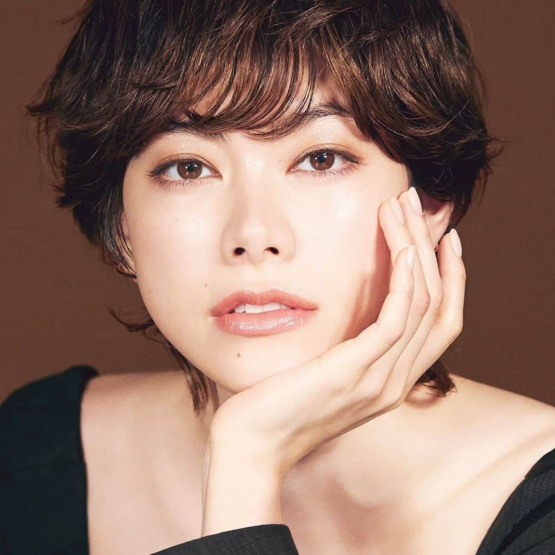 マキアージュのインスタグラム：「・ マキアージュの2つの #運命のブラウン “ARRANGE” or “SMART” 自然に大きく惹きつける目もとのヒミツは・・・？  -ドラマティックスタイリングアイズ- 🔸アレンジグラデ🔸 3色のブラウンでビターにもスイートにも印象自在。 なりたいグラデーションで陰影が際立つ目もとに。  -ドラマティックスタイリングアイズS- 🔸スマートグラデ🔸 境目のないブラウンでプロ級の綺麗なグラデーションが完成。 ブラシでさっとひと塗り、 プロがしあげたような上品で美しい目もとに。」