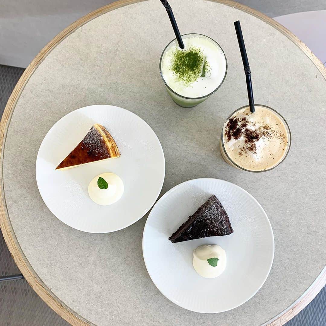 のインスタグラム：「【代官山　Cafe Facon Roaster Atelier】 代官山のオシャレカフェ✌️ ㅤㅤㅤㅤㅤㅤㅤㅤㅤㅤㅤㅤㅤ 🏠#代官山　#カフェファソンロースターアトリエ 🚶‍♂️代官山駅徒歩5分 📖ファソンのバスクチーズ(¥610→¥510) 半熟ガトーショコラ(¥610→¥510) カフェラテスムージー(¥660) アイス抹茶ラテ(¥660) スイーツはドリンクと注文で100円引き。 ㅤㅤㅤㅤㅤㅤㅤㅤㅤㅤㅤㅤㅤ 代官山で今一番人気のカフェ。 窓際で海外風の素敵な写真が撮れると話題。  バスクがチーズの味濃くて美味しい レア食感。これめちゃうまい。 ㅤㅤㅤㅤㅤㅤㅤㅤㅤㅤㅤㅤㅤ ガトーショコラはチョコかなりずっしり。 濃度がすごい笑笑 苦味もあってうまうま ㅤㅤㅤㅤㅤㅤㅤㅤㅤㅤㅤㅤㅤ ケーキは少し甘めでおいしいホイップクリーム付き。どっちもうまいから半分こがいい。  抹茶ラテがしっかり抹茶の味。 人気のカフェラテスムージーが甘くなくて苦味あってケーキに合う。 カフェラテのスムージーって珍しい。 ㅤㅤㅤㅤㅤㅤㅤㅤㅤㅤㅤㅤㅤ スイーツは小ぶりだけどドリンクも合わせて十分なサイズだった！ ㅤㅤㅤㅤㅤㅤㅤㅤㅤㅤㅤㅤㅤ かなりくつろげる雰囲気。 静かでオシャレ。代官山なのにコスパいい。 店員さんがめっちゃ優しい  窓際の映え席は人気だから写真撮影終わったら次の人に譲る方式。 逆光だけどね！ ㅤㅤㅤㅤㅤㅤㅤㅤㅤㅤㅤㅤㅤ 代官山カフェ巡りには外せないね！ 平日は空いてるけど休日は混むみたい！  ㅤㅤㅤㅤㅤㅤㅤㅤㅤㅤㅤㅤㅤ オシャレだし、すごく良かった！ ちーけーうまし！ ㅤㅤㅤㅤㅤㅤㅤㅤㅤㅤㅤㅤㅤ 近くに同じ店の名前があるけど、こっちはロースターアトリエの方だから間違えないようにね〜✌️  オープン10:00〜19:00  東京都渋谷区代官山町10-1」