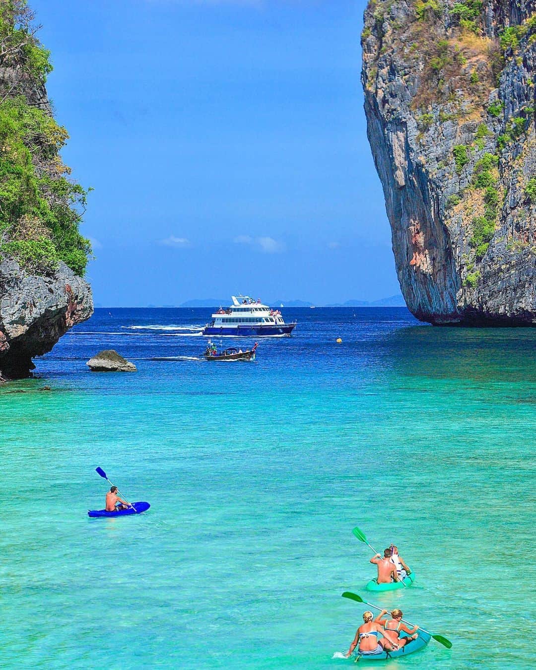 タイ国政府観光庁さんのインスタグラム写真 - (タイ国政府観光庁Instagram)「・﻿ ＼✨今週も1週間お疲れ様でした✨／﻿ ﻿ 神秘的な風景を残す楽園、「ピピ諸島」の写真をお届け📸﻿ ﻿ ６つの島から成るピピ諸島があるのは、タイ南部のクラビからさらに南へ40kmほどのところ🏝プーケットから、日帰りのシュノーケリングツアーで利用されることも多いんです💁﻿ ﻿ サンゴ礁に囲まれた海に、ヤシの木々で覆われた島とラグーンを持つ地形で、タイ有数のダイビングスポットとしても知られます🐠豊かな自然の中で、のんびり過ごしたい方は、ぜひピピ諸島へ足を運んでみてください🚤﻿ ﻿ 皆さま、体調に気をつけてよい週末をお過ごしください☺️﻿ ﻿ #タイ #ピピ諸島 #ダイビング #ダイビング好きな人と繋がりたい #ダイビング女子 #シュノーケリング #タイビーチ #秘境 #絶景 #絶景ビーチ #南の島 #こんなタイ知らなかった #もっと知りタイ #タイ旅行 #旅好きな人と繋がりたい #旅行好きな人と繋がりたい #海外旅行 #thailand #mukophiphi #pipiisland #divingtrip #thaibeach #hiddengems #instabeach #amazingthailand #thailandtravel #thailandtrip #thai #thaistagram #lovethailand」8月28日 18時04分 - amazingthailandjp
