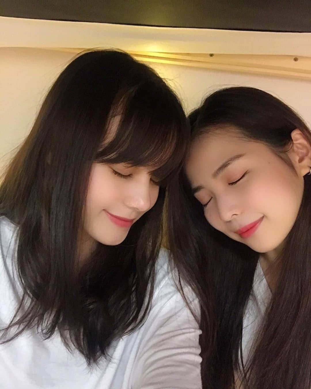 マヤ（勝村摩耶）さんのインスタグラム写真 - (マヤ（勝村摩耶）Instagram)「IG post of Maya and Nina ❤️😭🥰  最近ブレスレット作りにハマっています！ どうですか？可愛いく作れましたかね？？🧐 ぜひコメントで教えてくださーい☺️  안녕~!! 요즘 팔찌 만들기에 빠져있어요! 예쁘게 만들었죠~😊 WithU는 요즘 뭐 해용??  Recently I’ve been really into making bracelets!! Do you guys think it turned out well??🧐 Lemme know in the comments~😊  #NiziU #WithU #NINA #🐶 #MAYA #🦢」8月28日 18時05分 - _mayakatsumura