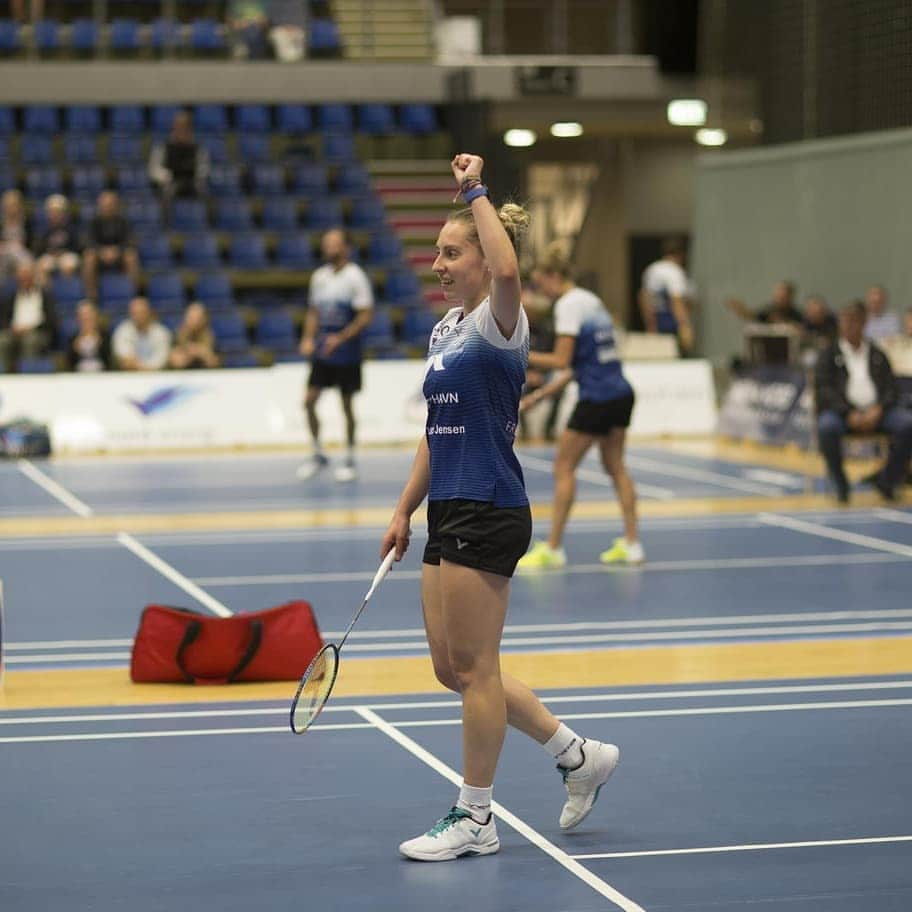 カースティ・ギルモアさんのインスタグラム写真 - (カースティ・ギルモアInstagram)「Did.. did I just play some competitive badminton?? 👀 And with the best team a gal could ask for ♥️ Two solid wins in my singles and two solid wins for the team! Sitting top of the Danish League ✌🏼 Oh baby it feels good to be back ⚡⚡⚡ Hope everyone's had a good week 😊👌🏼 • • • • • @vendsysselelitebadminton #badminton #scotland #denmark #danish #danishleague #vendsyssel #skagen #grenin #team #teamwork #teamworkmakesthedreamwork」8月28日 18時05分 - kirstygilmourr