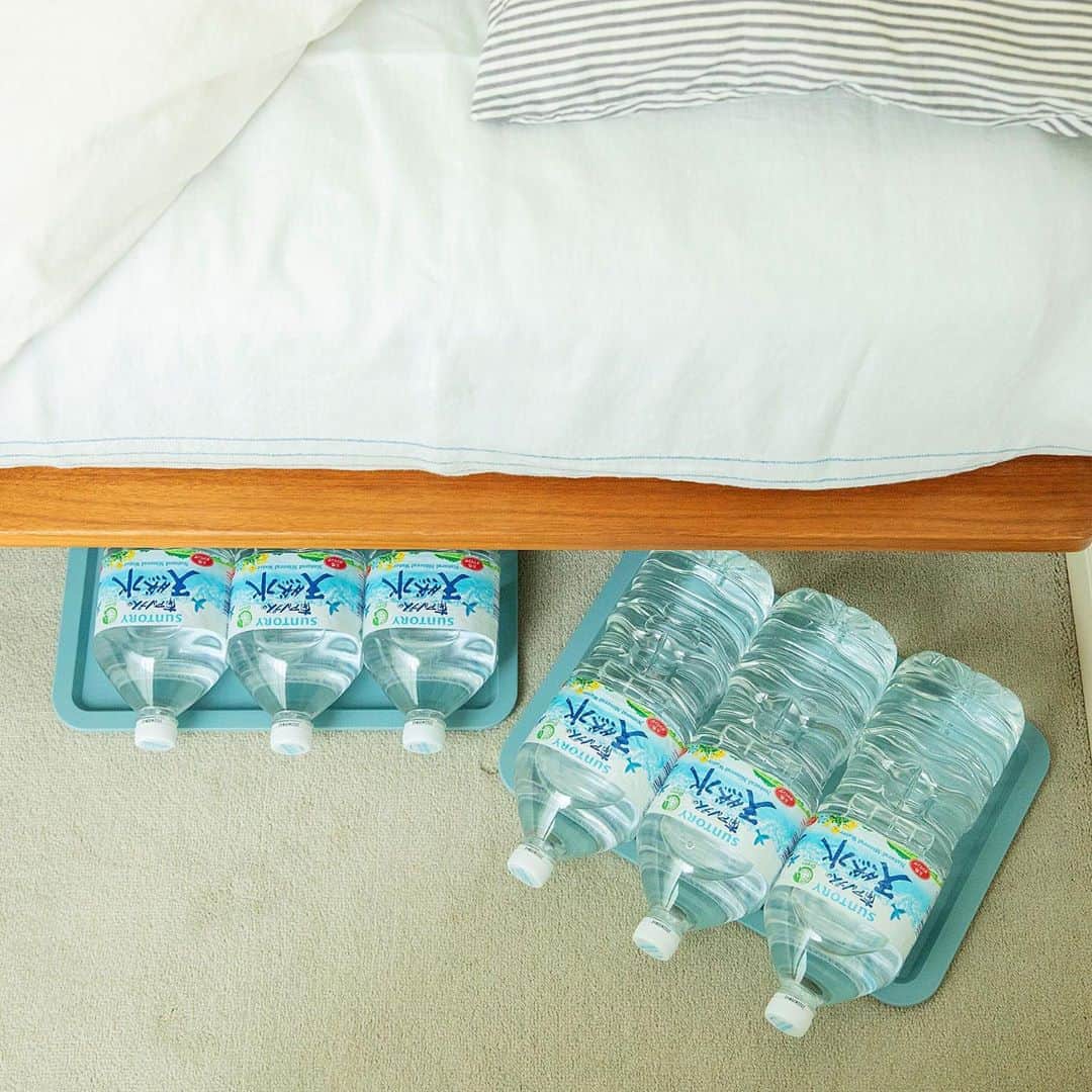 Hanako公式さんのインスタグラム写真 - (Hanako公式Instagram)「📍Hanako防災のススメ﻿ 「普段の買い物+1」で出来る!はじめよう“ゆる備蓄”🧺﻿ ﻿ 1.“ゆる備蓄”とは？﻿ 普段の買い物のときに、水や食料品など、必要なものを「1つずつ」買い足す新しい備蓄法のこと。普段の生活の中で実践できるので、「防災用に備蓄しなきゃ!」と思わなくても始められるのが良いポイント。習慣化すれば、“いつのまにか”、自然に備蓄ができている状態に。﻿ ﻿ 2.“ゆる備蓄”したい3つのカテゴリー。﻿ 「水」﻿ 何より備蓄優先度の高いもの。ひとり1日2~3lを目安に、こちらも最低3日分、目標は1週間分ほど準備。﻿ 「食料」﻿ 食べ慣れているもの、水で戻せるもの、加熱しなくてもそのまま食べられるものなどを最低3日分を目安に。﻿ 「日用品」﻿ トイレットペーパーなら1ダース、ティッシュなら2〜3箱、生理用品は1周期分を目安に。﻿ ﻿ 3.特に収納に困るのが「水」🚰﻿ 自宅での保管方法や収納場所をチェックしよう！﻿ ﻿ 「“おすすめ収納場所”は？」﻿ 写真1：棚の下段:本棚、キッチンの棚などの下段を水備蓄の収納場所に。重さで棚自体の安定が図れるので一石二鳥。﻿ 写真2：ベッド下:寝かせて収納。ホコリがたまりやすい場所なので、下にトレーなどを敷いて掃除しやすくするとより良い。﻿ 写真3：クローゼット:バスケットなどにひとまとめに入れてクローゼット下へ。いざというときに取り出しやすいのも利点。﻿ ﻿ 「“おすすめ保管ツール”は？」﻿ 写真4：帆布のバッグ:形の決まったボックスタイプや、マチが広めのトートなどにまとめて収納。そのまま置くよりスッキリ見えるうえ、いまある備蓄の数も一目でわかる。﻿ 写真5：コンテナ:サイズがばらばらのものなら、蓋つきのコンテナなどに入れてスッキリ収納するのも手。普段使っていないクーラーボックスなどを活用するのも〇。﻿ ﻿ ﻿ ＼備蓄するならこのお水／﻿ 「サントリー天然水」のルーツは、1991年に誕生した「南アルプスの天然水」。以来、「阿蘇の天然水」、「奥大山の天然水」を発売。水の品質へのこだわりを徹底し続ける、国内飲料No.1ブランド。ボトルが厚く蒸発しにくいため、5年の⻑期保存が可能な備蓄用(500ml、2L)も発売中。﻿ ﻿ ﻿ #Hanako#Hanako_magazine#Hanako_INSTAMAG#インスタマガジン#防災グッズ#防災リュック#防災セット#防災##ポジティブおこもり#シンプルライフ#シンプルな暮らし#暮らしを整える#丁寧な暮らし#整理整頓#サントリー天然水#はじめようゆる備蓄 #PR﻿」8月28日 18時08分 - hanako_magazine