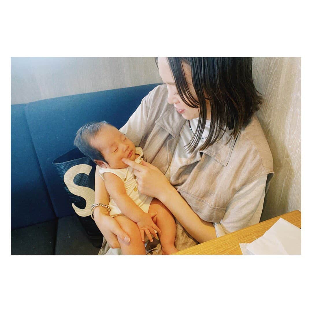 野尻美穂のインスタグラム：「会いたかった友達に会いに😌 産む数日前にも会ってたからほんの1ヵ月ぶりにひなたを抱っこしてもらってなんだか感慨深い🦦🥺🤍  ベビーカーは今はマキシコシタイプです👶🏻 あぁ次のやつどうしよう🤔  #babygirl  #もうすぐ2ヵ月 #ベビーカー 問題 #ひなたん通信」