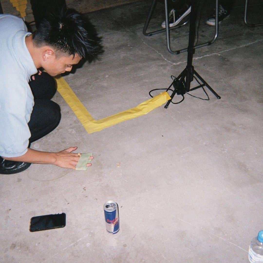 REIJIさんのインスタグラム写真 - (REIJIInstagram)「PTW OFF SHOT➀📷. . 着替えるまえの僕 . 牛丼こぼしてテープで 取ろうとしてる僕 . おさぼりふみちゃん . 一番お気に入り📷 . #PAiNTTHEWROLD  #PTW #camera #happy #film #filmcamera  #アオハル #毎日が文化祭 #また思い出しては頑張れる Photo_by_  @nycmei」8月28日 18時18分 - flowback_reiji