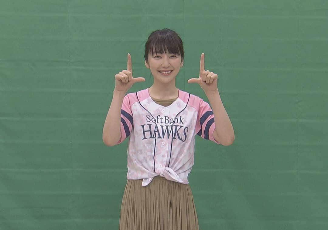 橋本真衣さんのインスタグラム写真 - (橋本真衣Instagram)「. 明日は#タカガールデー TNCの中継で お楽しみください🤗❤️ . . #タカガールデーのCMご覧になりましたか#一人一人こうやって撮影しました#エアー応援#臨場感出たかなぁ#ギータのホームランポーズ#明日も見たいですね！」8月28日 18時19分 - hashimotomai_tnc
