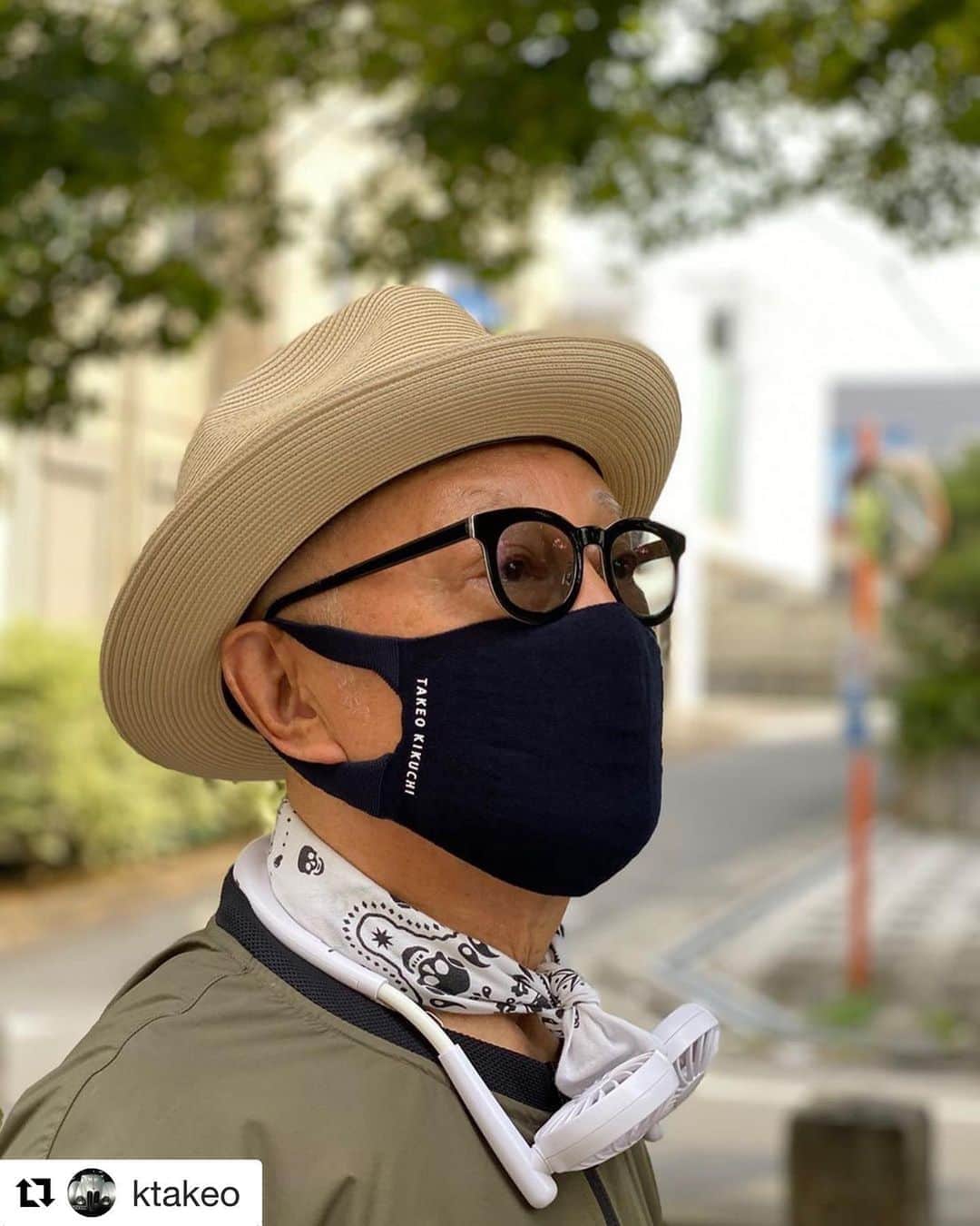 タケオ キクチさんのインスタグラム写真 - (タケオ キクチInstagram)「【 ホールガーメントマスク 】﻿ クリエイティブ ディレクター 菊池 武夫 ( @ktakeo )にとってこのマスクは、「小散歩の必需品」とのこと。﻿ ﻿ ﻿ 本日8月28日よりオンラインストア限定で発売開始の、タケオキクチ国内自社工場で製造したこだわりのホールガーメント（無縫製ニット編み機による一貫製造）マスク。﻿ 価格は¥2,200(税抜き)で、ホワイト・ネイビー・ブラックの3色展開。@takeokikuchi_official アカウントプロフィールトップにあるURLよりお求めいただけます。﻿ ﻿ いまやエチケットとしても欠かせないマスクは新たな日常の必需品です。﻿ このマスクが毎日を快適に過ごすために役立ち、さらに皆様の生活に長く寄り添うことが出来れば幸いです。﻿ ﻿ ※詳細や注意事項に関しては、オンラインストアに記載されている内容を必ずご確認下さい。﻿ ※店舗での発売はいたしませんので、ご理解いただけますよう何卒お願い申し上げます。﻿ ﻿ #TAKEOKIKUCHI #タケオキクチ #ホールガーメント」8月28日 18時12分 - takeokikuchi_official