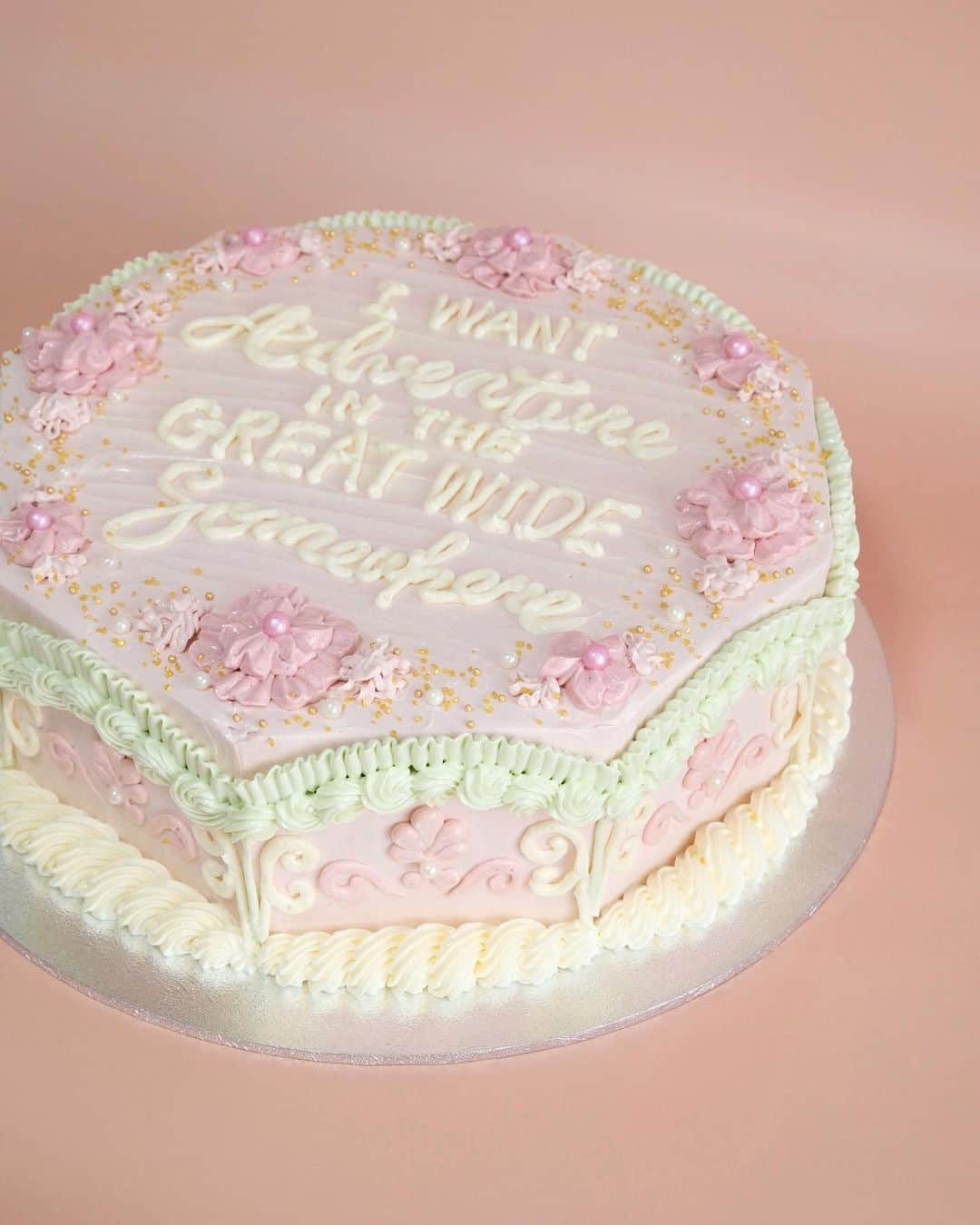 KUNIKAのインスタグラム：「“I want adventure in the great wide somewhere.” ーBeauty and the Beast, Belle Reprise 🌹﻿ Butter cream decoration cake.﻿ ﻿ バタークリームデコレーション🎂﻿ 美女と野獣の好きな歌詞、子供の頃から何度も聴きすぎて、いつのまにか人生のテーマに...🪐﻿ ﻿ #artofkunika」