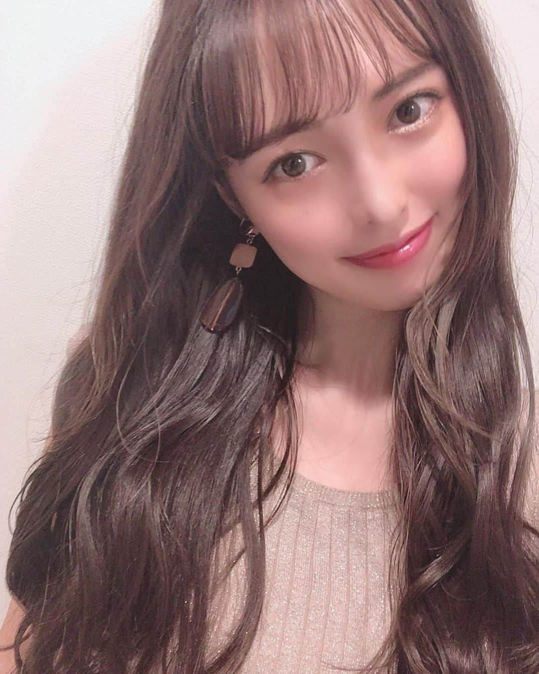 宮内理沙さんのインスタグラム写真 - (宮内理沙Instagram)「new hair oil🎀 . . 最近使い始めた @amosprofessional_official のヘアオイル💭 . 毛量が多くて広がりやすいので毎回ドライヤーの前にヘアオイルをつけているんだけど香りとかテクスチャーとか自分に合うものがなかなか見つからず色々試していたんだけど、香りも桃とムスクと自分好みで何よりオイル付けて髪を乾かした後の髪の質感がしっとりサラサラしていて良きでした(*´｀*)  CMCコンプレックスという技術を採用していて、髪の内側から栄養分が流出するのを防いでくれて髪のツヤを保ってくれているそうなので、毛先が広がりやすかったりパサついている時に特におすすめです😎✨  ヘアシャンプー・トリートメントとセットで使用するとより効果が出ると聞いたので、今度一緒に使ってみたいと思います💡  #amos #アモス #TRUEREPAIRESSENTIALOIL #トゥルーリペアエッセンシャルオイル #ヘアオイル #ピンクオイル #ヘアケア #CMCコンプレックス #韓国コスメ #スタイルアンドコ #アモスプロフェッショナル #amosprofessional #トゥルーリペア #TRUEREPAIR #pr  @styleandco_official」8月28日 18時18分 - risa_miyauchi