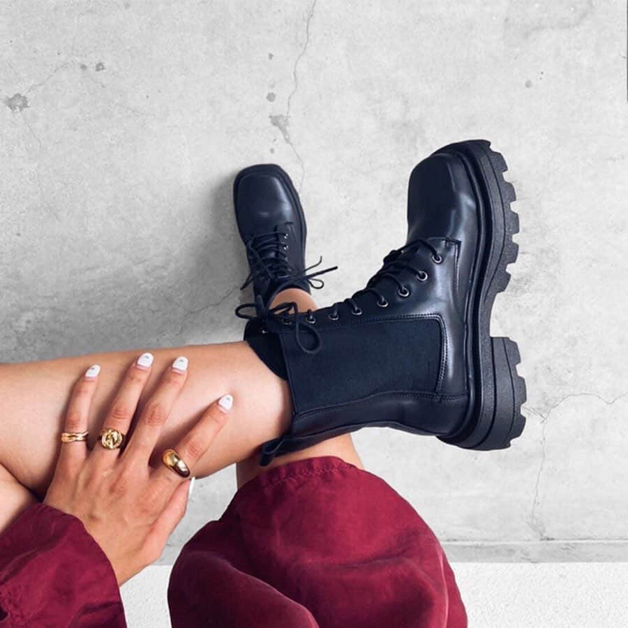 のインスタグラム：「﻿ ﻿ #newarrivals﻿ ————————————﻿ ﻿ ☑︎ Side Gore Lace Up Boots (¥8,990+tax→¥8,091+tax)﻿ ﻿ ベーシックなデザインで長く使えるレースアップブーツ。﻿ ボリュームのあるフォルムはスタイリングを引き締めてくれます◎﻿ 程よい厚底でスタイルアップ効果、安定感も抜群なアイテム♥﻿ ﻿ ﻿ ▶︎ online store﻿ 8/28(fri)-8/30(sun)会員様限定新作10%off﻿ ﻿ ————————————﻿ #お問い合わせ番号w1751﻿ ﻿ ﻿ ﻿ ﻿」