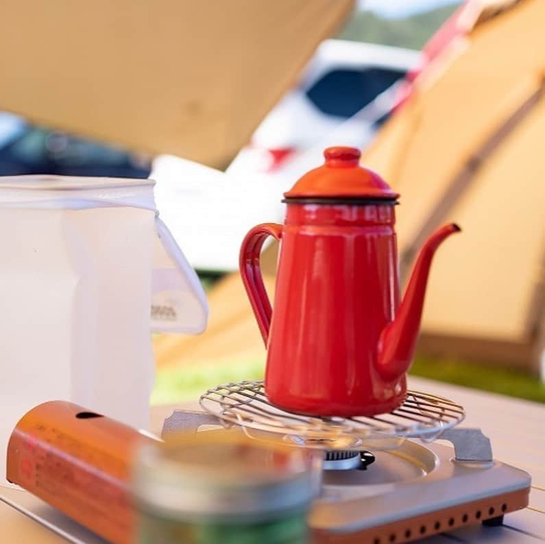 キャンプ情報サイト［ランタン］さんのインスタグラム写真 - (キャンプ情報サイト［ランタン］Instagram)「CAMP SMILE STYLE ／ トイモックのハンモックで 開放感を楽しむ ＼ いろんなキャンパーのキャンプスタイルを現地取材と一般キャンパーからの投稿で数多く掲載してます。 . . 詳しくは @lantern.camp webサイトをご覧ください . . #camp #camping #outdoor #travel #trip #lantern_smile #nature #キャンプ #キャンプ用品 #アウトドア #テント #自然 #旅行 #キャンプ初心者 #キャンプ好きな人と繋がりたい #キャンプスタイル #LANTERN #キャンプギア #タープ #snowpeak #スノーピーク_タープ #ハンモック #toymock #トイモック #焚き火台 #ケトル #マキノ高原キャンプ場 #ファミリーキャンプ」8月28日 18時22分 - lantern.camp