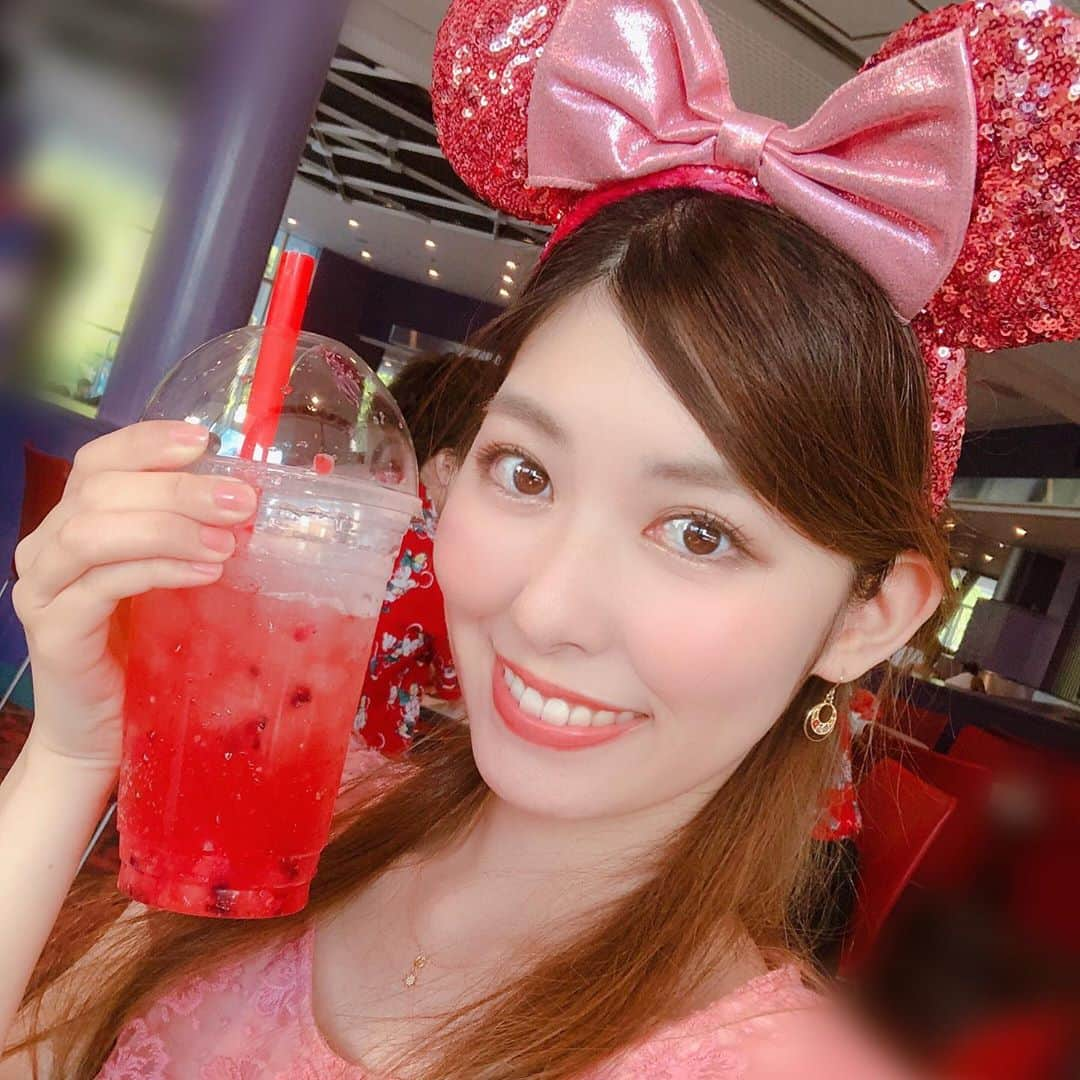 橘ゆりかさんのインスタグラム写真 - (橘ゆりかInstagram)「🍑🍓💕﻿ ﻿ ﻿ ディズニーランドで販売中の﻿ スパークリングタピオカティー（ピーチ＆ベリー）﻿ 好きすぎるからまたリピートしたい❣️﻿ ﻿ 最近のディズニーはどんどん﻿ タピオカ商品出てきてうれしいなぁ☺️☺️﻿ ﻿ ブームは終わったかもだけど安定してタピオカすき笑﻿ ﻿ ﻿ #ディズニーランド﻿ #タピオカ #橘ゆりか #タピオカグラム #東京ディズニーランド #夏の思い出 #ディズニーカチューシャ #おやつタイム #tokyodisneyresort #tdl #tdr #disneygram」8月28日 18時23分 - yuricalcal