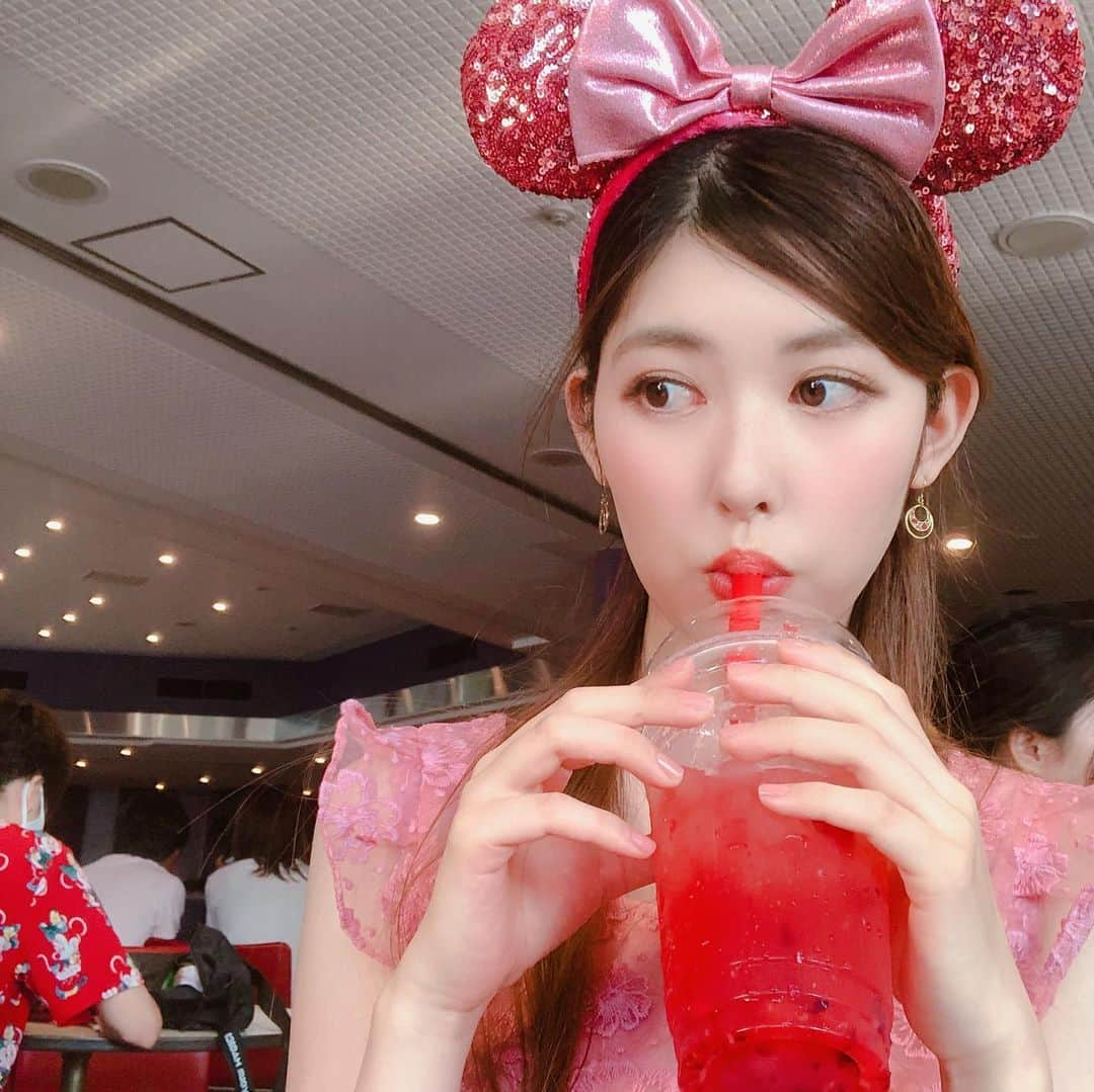 橘ゆりかさんのインスタグラム写真 - (橘ゆりかInstagram)「🍑🍓💕﻿ ﻿ ﻿ ディズニーランドで販売中の﻿ スパークリングタピオカティー（ピーチ＆ベリー）﻿ 好きすぎるからまたリピートしたい❣️﻿ ﻿ 最近のディズニーはどんどん﻿ タピオカ商品出てきてうれしいなぁ☺️☺️﻿ ﻿ ブームは終わったかもだけど安定してタピオカすき笑﻿ ﻿ ﻿ #ディズニーランド﻿ #タピオカ #橘ゆりか #タピオカグラム #東京ディズニーランド #夏の思い出 #ディズニーカチューシャ #おやつタイム #tokyodisneyresort #tdl #tdr #disneygram」8月28日 18時23分 - yuricalcal