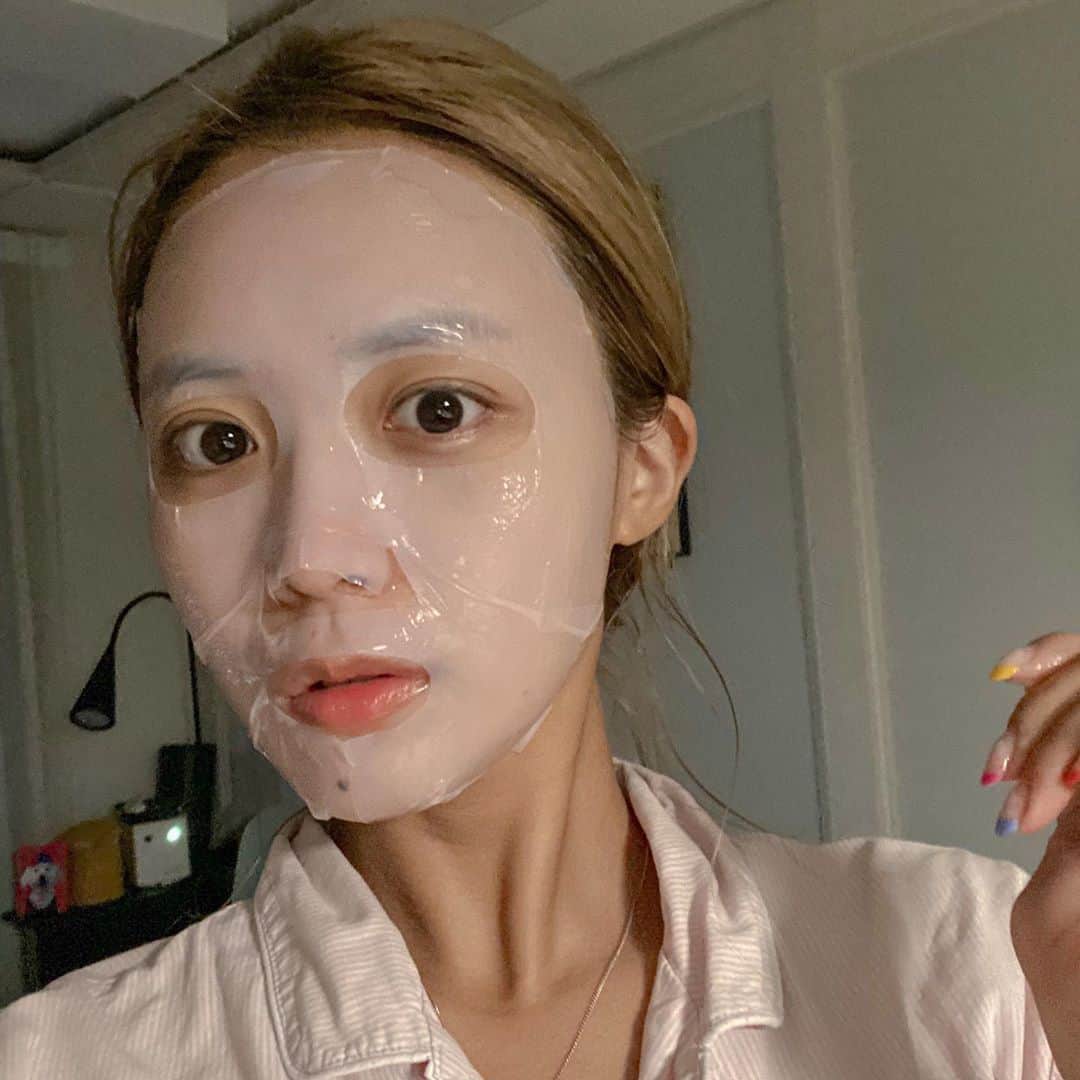 キム・ダヘのインスタグラム：「#공구#마켓 여러분 🤍🤍 #인앤아웃팩 이번에 수량이 넘 폭발적으로 나가서 본사에서 이벤트 지원해주셨어요! 어제부터 구매해주신분들 댓글에 성함과 연락처 뒷번호 남겨주시면 일요일밤 총 20분 뽑아서 #인앤아웃코팩 한박스씩 추가로 발송해드릴게요오 코팩에는 코 피지에 특화된 성분이 더더욱 많이 들어가있어요!!!  너무 감사해요 여러분 공구는 토요일 밤 11시까지이며 어제 주문건 송장번호는 블로그에 올려두었습니다 💪🏾😖」