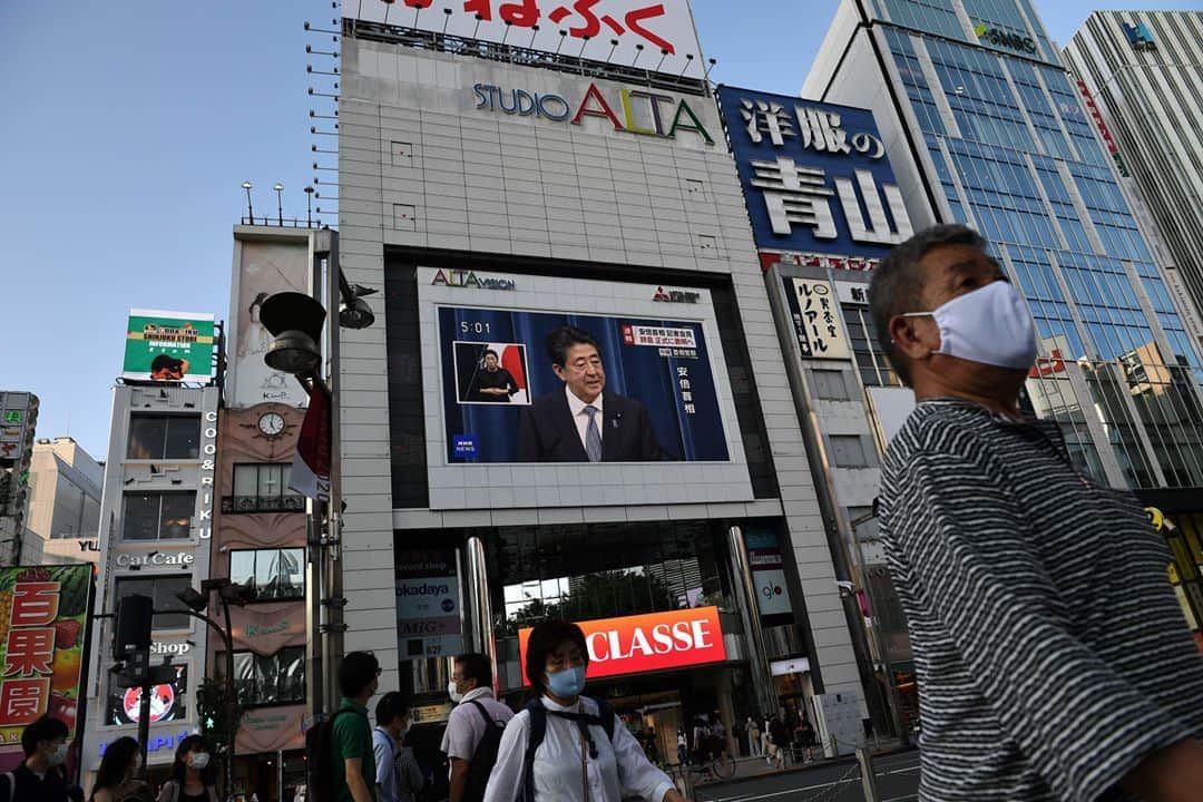 ルモンドさんのインスタグラム写真 - (ルモンドInstagram)「Le premier ministre japonais, Shinzo Abe, 65 ans, a invoqué ses problèmes de santé pour expliquer, vendredi 28 août, sa décision de démissionner. Sa colite ulcéreuse, une maladie inflammatoire chronique des intestins dont il souffre depuis l’adolescence, risque de s’aggraver, a-t-il déclaré à l’agence Jiji Press. Le chef du gouvernement japonais, qui a dépassé le 24 août en matière de longévité au pouvoir son grand-oncle, Eisaku Sato (premier ministre de 1964 à 1972), a confirmé ainsi les rumeurs qui s’intensifiaient depuis ses deux passages à l’hôpital, les 17 et 24 août.⁣ ⁣ Outre ses problèmes de santé et la chute de sa cote de popularité, le branle-bas de combat dans les coulisses de son mouvement, le Parti libéral-démocrate (PLD), de ces derniers jours tendait à indiquer que M. Abe perdait pied et que la course à sa succession était bel et bien lancée.⁣ En attendant, M. Abe restera en poste jusqu’à la désignation de son successeur. Le choix du successeur va donner lieu, comme souvent en politique au Japon, à des arbitrages à huis clos, scandés de déclarations sibyllines des caciques du PLD, qui refléteront plus les équilibres de pouvoir entre ses cinq grandes factions (clans) que des orientations politiques.⁣ -⁣ Le premier ministre japonais, Shinzo Abe, annonce sa décision de démissionner lors d’une conférence de presse, vendredi 28 août. Photo : Philip Fong / AFP (@afpphoto)⁣ -⁣ #ShinzoAbe #Japon」8月28日 18時37分 - lemondefr