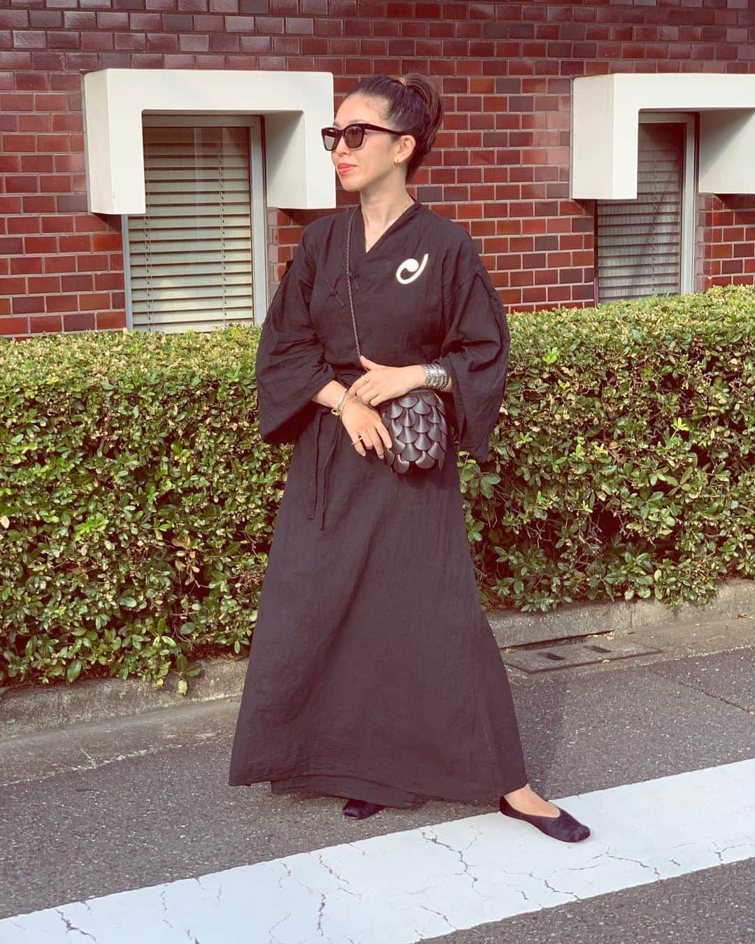 のインスタグラム：「愛しの人達によって愛しの台湾で作られた素敵なドレス🇹🇼  アジアの蒸し暑さでもサラッと着れちゃうね❤︎  あ〜台湾行きたい🥺  #気功師風」