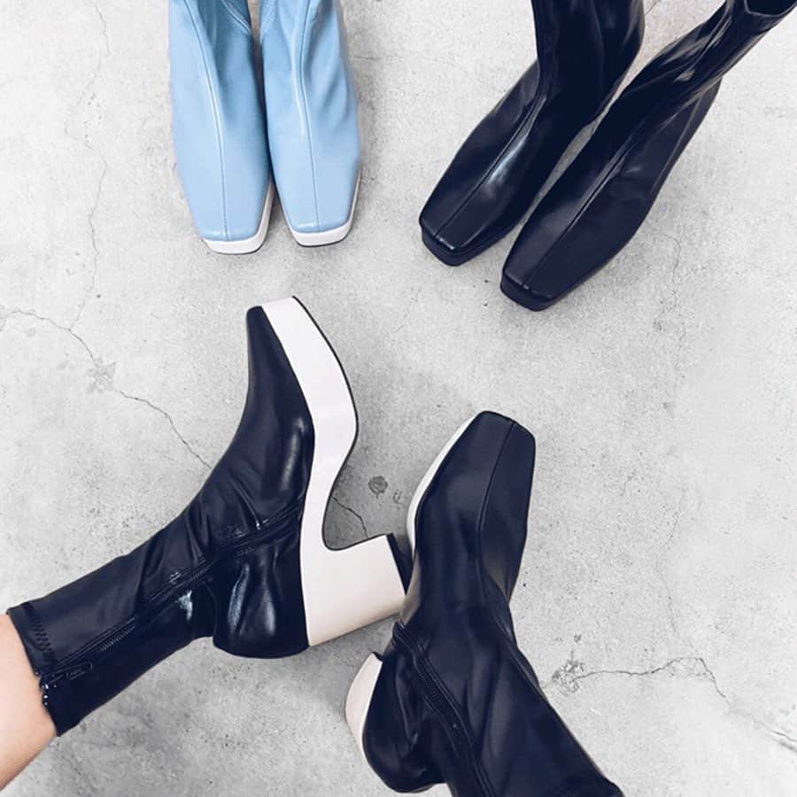 のインスタグラム：「﻿ ﻿ #newarrivals﻿ ————————————﻿ ﻿ ☑︎ Simple Bicolor Atsuzoko Boots(¥9,990+tax→8,991+tax)﻿ ﻿ 毎年大人気の厚底ブーツが今季も入荷♥﻿ 柔らかいレザー生地が足を包み込み﻿ ストレスのない楽な履き心地に仕上がりました。こだわりのフォルムは足をすらっと綺麗に魅せてくれます◎﻿ ﻿ ▶︎ online store﻿ 8/28(fri)-8/30(sun)会員様限定新作10%off﻿ ﻿ ————————————﻿ #お問い合わせ番号w1752﻿ ﻿ ﻿ ﻿ ﻿」