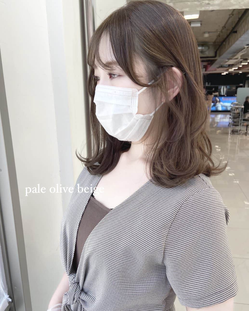 佃加菜のインスタグラム：「pale olive beige 🍈 品のある明るめのオリーブベージュ♡ 白いお肌にぴったり♡ . 毛先は外ハネを混ぜて、ぱつっとラインを♡ 甘め過ぎない媚びない大人可愛いヘアに♡ . 顔まわりは外巻きにして、耳にかけるとピアスが見えて キレイで可愛い♡」