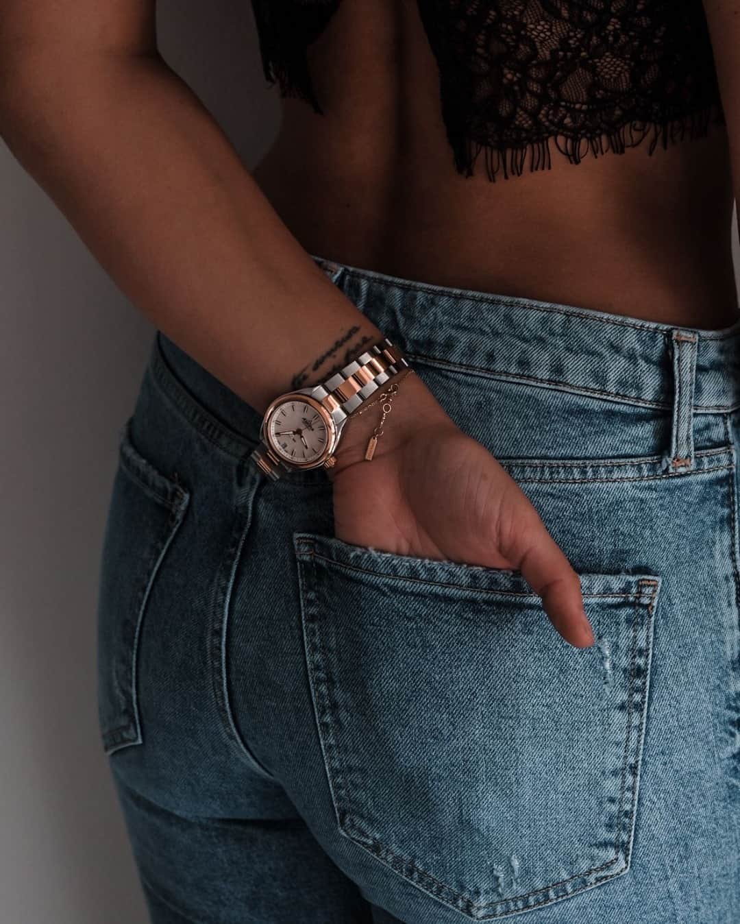 のインスタグラム：「Which emojis would you use to describe this picture by @oana_nica ? 🖤 👖 ⌚  Check our bio to learn more about our watches. #AlpinaWatches #Comtesse #ReachYourSummit」