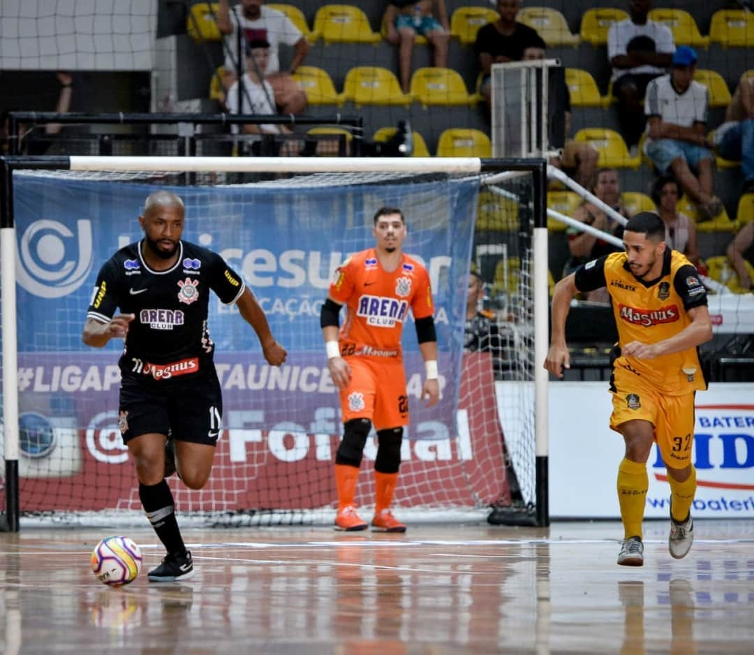 コリンチャンスさんのインスタグラム写真 - (コリンチャンスInstagram)「O futsal corinthiano volta hoje, Fiel! ⠀ ⠀ Às 16h, o @sccorinthians.futsal entra em quadra pela primeira vez desde a pausa da pandemia: enfrentará o Magnus no ginásio Wlamir Marques, pela @lnfoficial, com transmissão do SporTV.⠀ ⠀ 📸 Rodrigo Coca/Ag. Corinthians⠀ ⠀ #CorinthiansFutsal ⠀ #VaiCorinthians」8月29日 0時04分 - corinthians