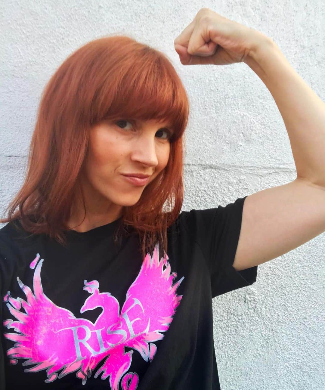 ジュリー・マクニヴンのインスタグラム：「#Rise with me and get your tee #ForSam and for women everywhere battling breast cancer! We can do it 💪 shopstands.com  -Love you @samsmithgrams 😘❤️#SPNFamily #SPN」