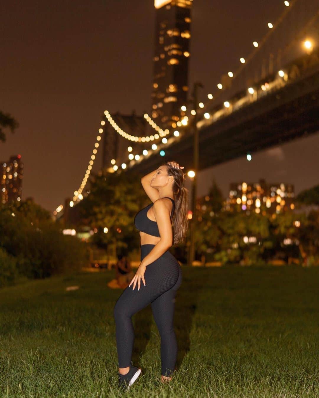 ダフネ・ジョイのインスタグラム：「So important to find a great gym set that feels great on your skin and has the best stretch and elasticity, I’m so obsessed with @bluebodybrazil ! Use my code DAPH15 today 💥」