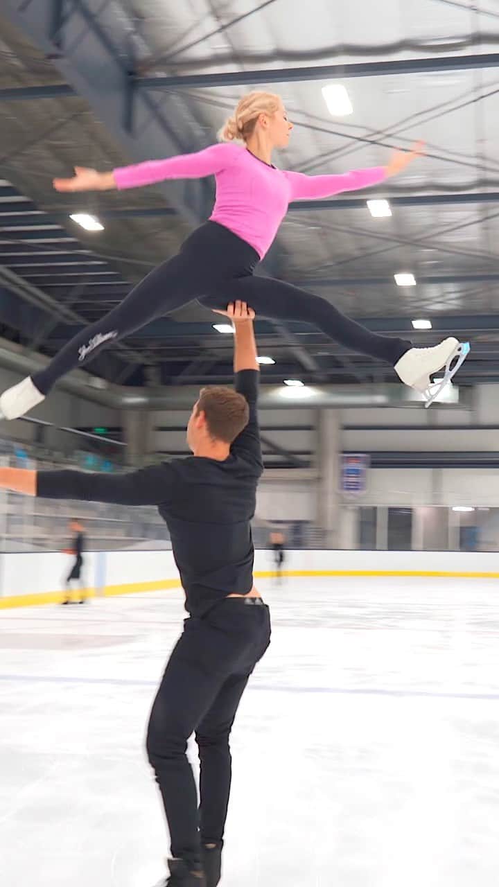 アレクサ・シメカのインスタグラム：「▪️I’m excited to share a clip of Brandon’s and my free skate that we’ve been working incredibly hard on. Our team has been guiding and inspiring us daily to become the best we can be!  ▪️Thank you @oniceperspectives for your brilliant videography!   ▪️DISCLAIMER: This video was taken several weeks before our facility’s mandatory mask policy went into effect.   ▪️Please donate to http://Patreon.com/OnIcePerspectives to help keep @oniceperspectives in action!  @brandon_f1992 @teamtoddandjenni @chris_knierim @christine_binder @karlhugomusic @edeaskates @johnwilsonblades @sk8mixhugo @usfigureskating」