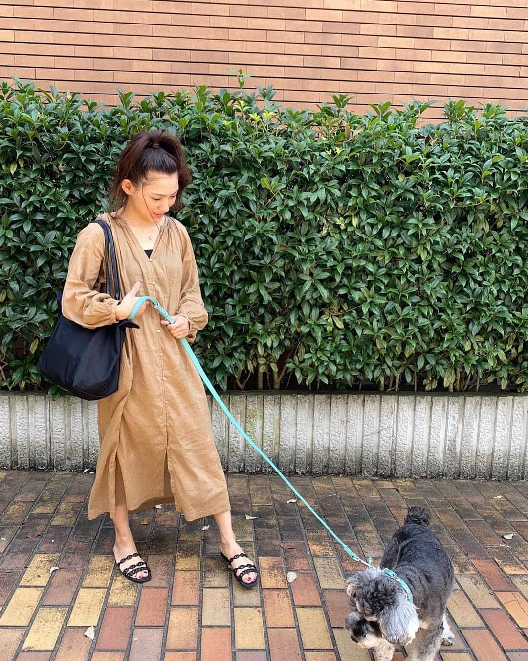 那須愛里さんのインスタグラム写真 - (那須愛里Instagram)「病院に行ってから﻿ 久しぶりに実家へ🏡🐕﻿ .﻿ 👶🏻と一緒だと荷物が多くて﻿ 久しぶりにロンシャンを👜✧︎*。﻿ 軽いしたくさん入るので﻿ マザーズバッグとしてもいいね^^﻿ ﻿ ﻿ ワンピースは大好きなブランド﻿ 𝑆𝑝𝑖𝑐𝑘&𝑆𝑝𝑎𝑛﻿ ﻿ いつもは店頭で購入しているんだけど、 なかなか👶🏻連れて店頭にも見に行けないので﻿ Amazonで初めてポチりました🤳🏻﻿ ﻿ SALEもしていたしラッキー✨﻿ .﻿ OP// #spickandspan #スピックアンドスパン﻿ BAG// #LONGCHAMP #ロンシャン﻿ SHOES// #HERMES #エルメス﻿ .﻿ .﻿ .﻿ #coordinate #outfit #ootd﻿ #162cm #162センチコーデ﻿ #シンプルコーデ #カジュアルコーデ#女の子ママコーデ#令和2年ベビー #新米ママ #新米ママさんと繋がりたい﻿ #amazonで発見 #amazonfashionjp #sponsored #follop @amazonfashionjp @follop.jp」8月28日 18時45分 - aaairixoxo