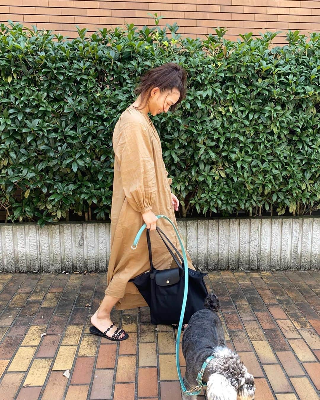 那須愛里さんのインスタグラム写真 - (那須愛里Instagram)「病院に行ってから﻿ 久しぶりに実家へ🏡🐕﻿ .﻿ 👶🏻と一緒だと荷物が多くて﻿ 久しぶりにロンシャンを👜✧︎*。﻿ 軽いしたくさん入るので﻿ マザーズバッグとしてもいいね^^﻿ ﻿ ﻿ ワンピースは大好きなブランド﻿ 𝑆𝑝𝑖𝑐𝑘&𝑆𝑝𝑎𝑛﻿ ﻿ いつもは店頭で購入しているんだけど、 なかなか👶🏻連れて店頭にも見に行けないので﻿ Amazonで初めてポチりました🤳🏻﻿ ﻿ SALEもしていたしラッキー✨﻿ .﻿ OP// #spickandspan #スピックアンドスパン﻿ BAG// #LONGCHAMP #ロンシャン﻿ SHOES// #HERMES #エルメス﻿ .﻿ .﻿ .﻿ #coordinate #outfit #ootd﻿ #162cm #162センチコーデ﻿ #シンプルコーデ #カジュアルコーデ#女の子ママコーデ#令和2年ベビー #新米ママ #新米ママさんと繋がりたい﻿ #amazonで発見 #amazonfashionjp #sponsored #follop @amazonfashionjp @follop.jp」8月28日 18時45分 - aaairixoxo