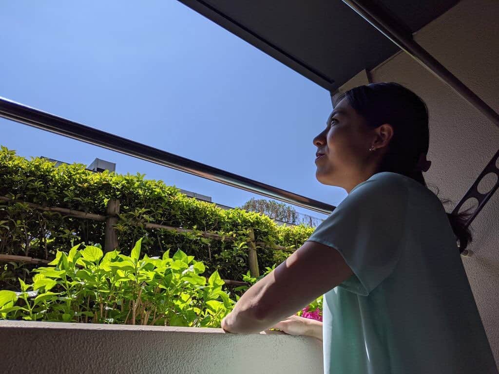 女子アナ47のインスタグラム：「元NHK鹿児島放送局キャスターの山城優子です。鹿児島県民ならではの習慣についてご紹介します。 鹿児島のシンボルといえば桜島！ 景観の美しさに加え、火山灰土壌ならではの農作物や温泉など、様々な恵みをもたらしてくれます。ただ、私にとってどうしても受け入れられないものが…。  詳しくはプロフィール欄にあるURLから47発信プロジェクトを見てね！  #女子アナ47#女子アナ発信プロジェクト#アナウンサー#フリーアナウンサー#女子アナ#地方創生#リポーター#47都道府県 #地方創生アナウンサー #地域活性化 #町おこし#熊本県 #熊本#桜島」
