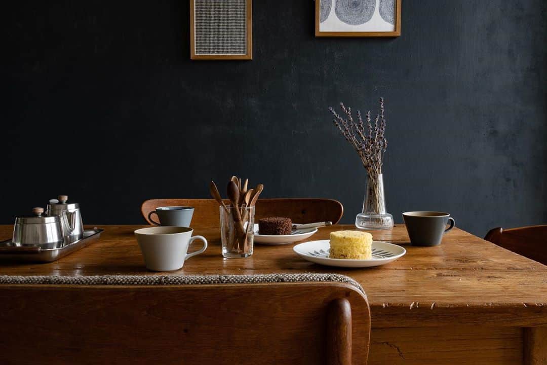 cafe_no_maのインスタグラム：「Time with a cup of coffee☕️ . 一年前に出版した拙著『最高の暮らしを楽しむ住まいのレシピ』の５刷が決まりました！増刷を記念し、ただいまカフェノマ オンラインストアでは、コーヒーカップ全品20%オフでお買い求め頂けます（期限 9/11〆）。 . 詳しくはプロフィールリンク @cafe_no_ma からご覧下さい」
