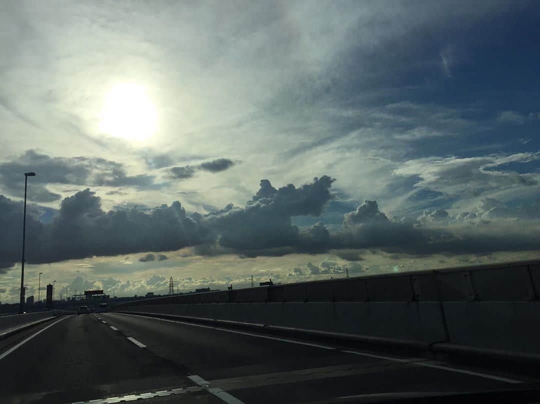 弘田佳孝のインスタグラム：「名画のように綺麗な空だった  #空  #雲 #空がある風景」