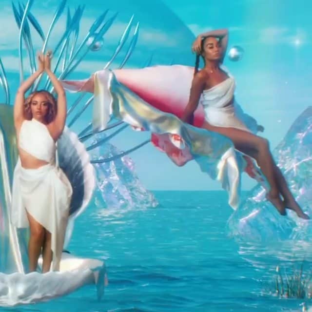 のインスタグラム：「✨💍✨ガールズが美しすぎる✨💍✨  Little Mixの新曲「Holiday」✈️ミュージック・ビデオが公開されました😘💖  🎥https://youtu.be/kHMXNPkNTTQ  ガールズが人魚になったりギリシャ神話の女神をモチーフにしたりしてとにかく美しさ満点で麗しい💫  #littlemix #mixer #holidaymusic  #リトルミックス #休日   @littlemix」