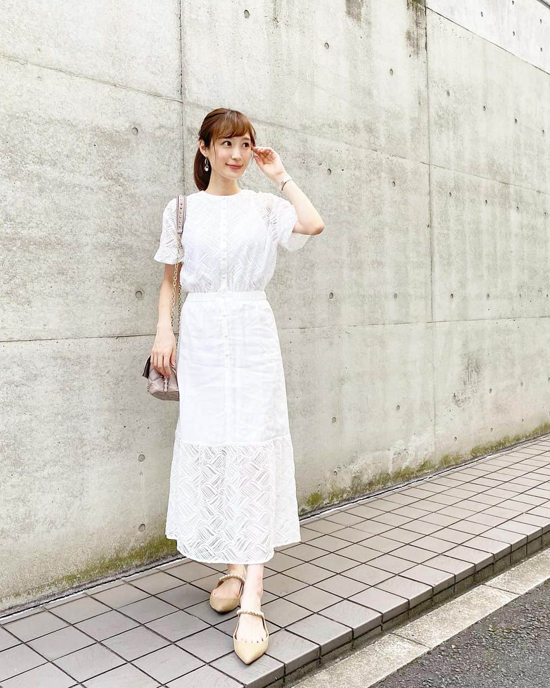 小林真由のインスタグラム：「⋆⋆⋆﻿ 春に着るのを楽しみにしてたらなかなか外出しないうちにお腹も大きくなって温め続けたワンピース。﻿ 大好物な白ワンピ🕊🤍﻿ ﻿ one-piece: #drwcys﻿ bag: #valentino﻿ shoes: #tsurubymarikooikawa﻿ ﻿ ﻿ ﻿  #ドロシーズ #バレンティノ #ツルバイマリコオイカワファッション #コーデ #ママコーデ #女の子ママ #男の子ママ #ママライフ #コーディネート #ベビー #coordinate #fashion」