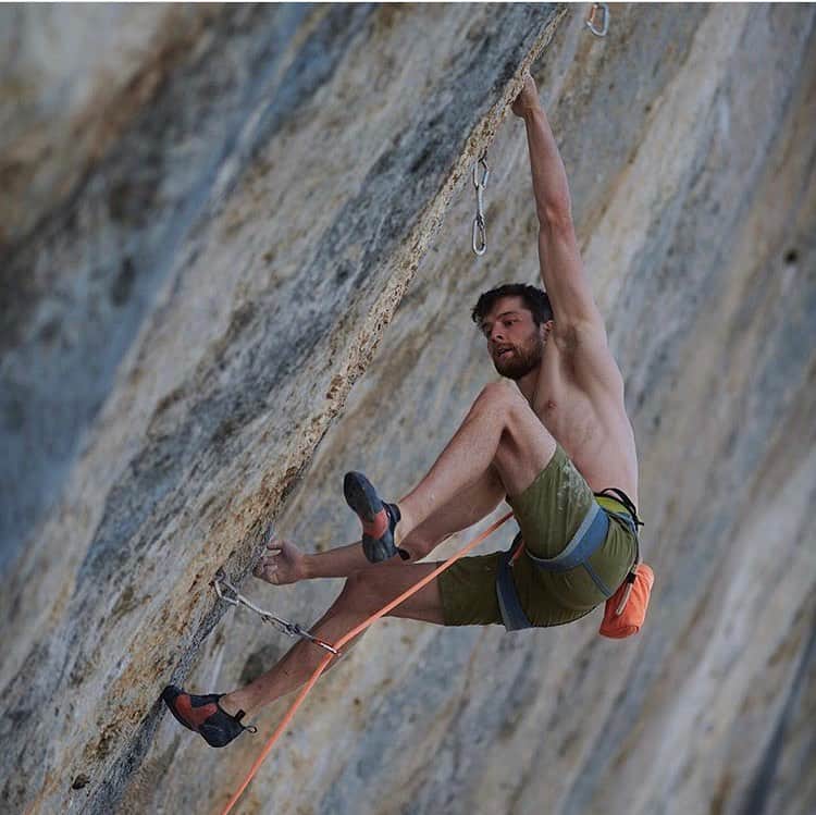 ヤン・ホイヤーのインスタグラム：「#Anzeige During a normal comp season it’s quite hard to visit summer crags like Céûse. But this year I had the chance to come back for the first time since 2012 😅 I‘m leaving some unfinished business behind but I’ll be back soon to finish it off (if the pandemic lets me) 🤞 @dkb.de  #NEUWÄRTS . 📸 @sytsevanslooten」