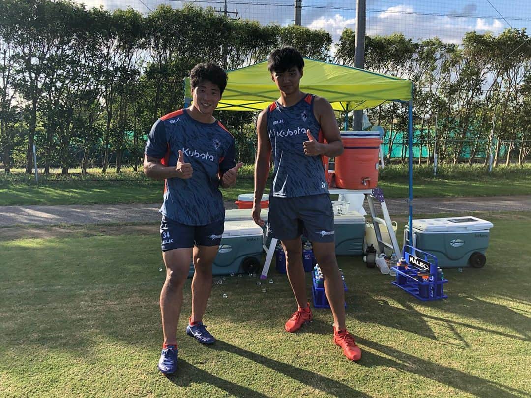 立川理道のインスタグラム：「今週もハードなトレーニングでしたが、良い練習が出来ました。 今日はルーキーBKsです。 ①爽やか2人組 @suryung0116  @hiro.07.jp  ②なんでけんしおるん？笑 @tomoki.10rug  @kenshi_0917  ③島田くんの真剣な顔 @yuhei_lovby  ④熱中症対策冷たいタオル！ @kazy_25 なにしてるん？笑 ⑤⑥⑦ キック練習 @hiro.07.jp  @tomoki.10rug  ⑧ハーフ団にけんし。。。 @shunta_gk  @daisukemaru_31  @tomoki.10rug  @kenshi_0917  ⑨さぁ、誰のふくらはぎでしょうか。笑」