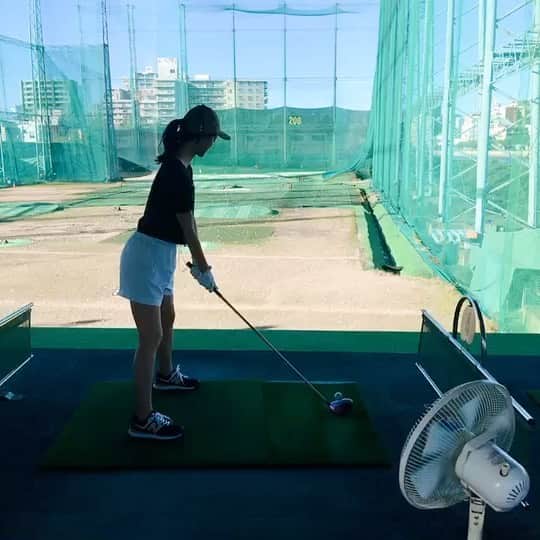 西村みえこのインスタグラム：「2nd.  ドライバーに挑戦。  今回はアプローチで大雑把さがだいぶ出た。  果たしてデビューなるのか😂  お楽しみに🤣  倉田先生 @toshihirokurata   今日もありがとうございました＾＾  #japan #golf #ゴルフ女子  #ゴルフ初心者  #目指せ100切り  #初心者100切り  #mgolf #ゴルフスイング  #miekonishimura  @toshihirokurata」