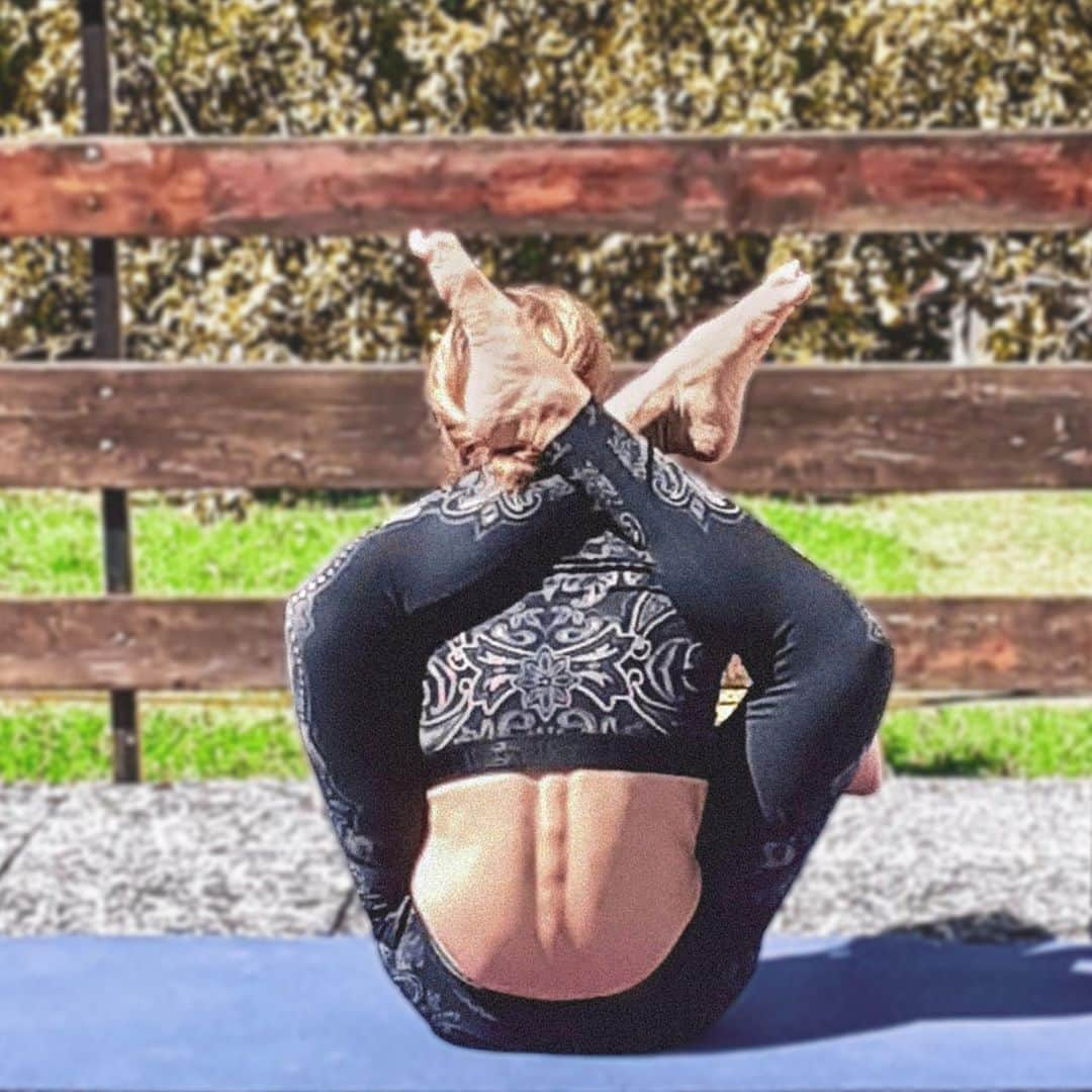 ウォルフォードさんのインスタグラム写真 - (ウォルフォードInstagram)「Dwi Pada Sirshasana or both feet behind the head.⁠ ⁠ @francydecet looking perfectly at ease in our OM Crop Top and Om Leggings.⁠ No yogis were harmed in the making of this pose! 🧘‍♀️🧘🏻‍♀️🧘🏾‍♀️⁠ ⁠ ⁠#WolfordYoga #WolfordYogi #Yogaeverydamnday #yogalove #namaste #yogainspiration #yogaeverywhere」8月28日 19時01分 - wolford