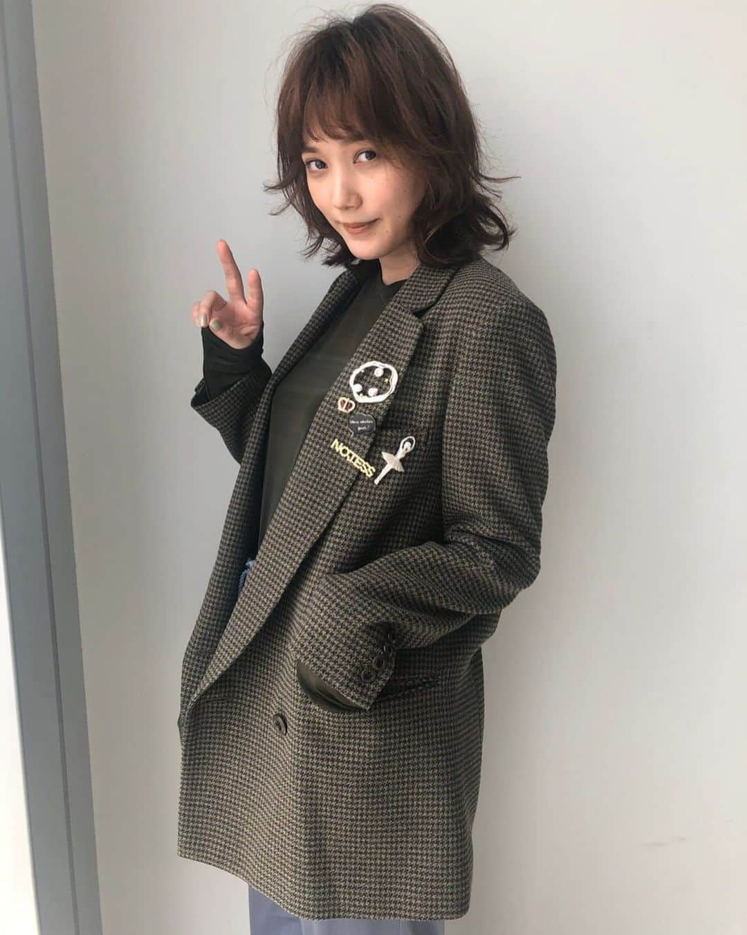 SPRiNGさんのインスタグラム写真 - (SPRiNGInstagram)「本田翼さんのオフショットをチラリ♡ ウルフヘアがお似合いです🙋‍♀️ SPRiNG10月号では、ノジェスとスプリングのコラボブローチを着用してくれています。ぜひチェックしてみてください。  #本田翼#オフショット#ピース#ジャケットコーデ#ノジェス#NOJESS#ブローチ#淡水パール#エディターN」8月28日 19時01分 - spring_tkj