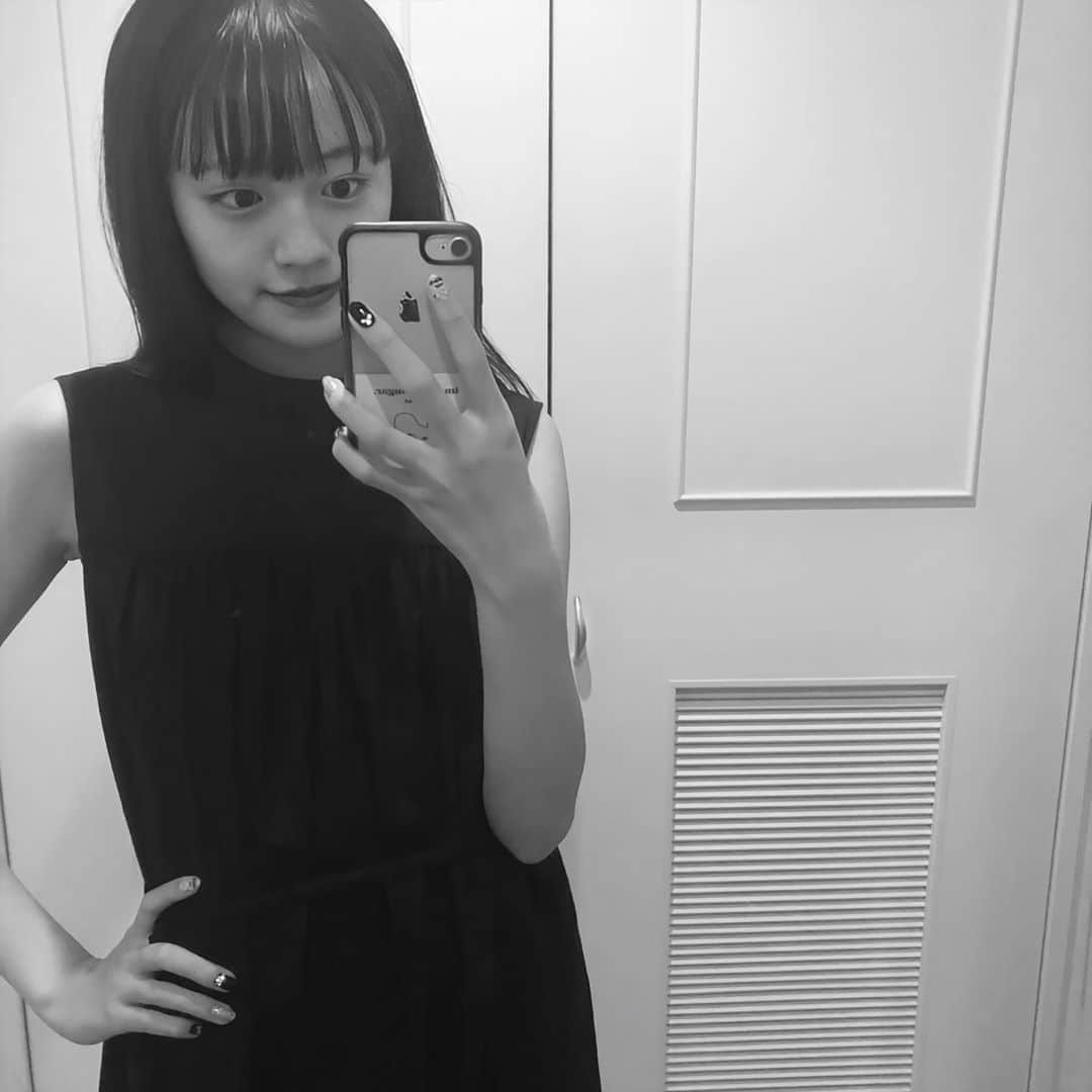 上坂樹里のインスタグラム：「#初モノクロ！  　たまには良いですね〜✌︎ 　  #モノクロ#写真#鏡撮り #夏休みの写真です#学校が始まりました#水分補給忘れずに！」