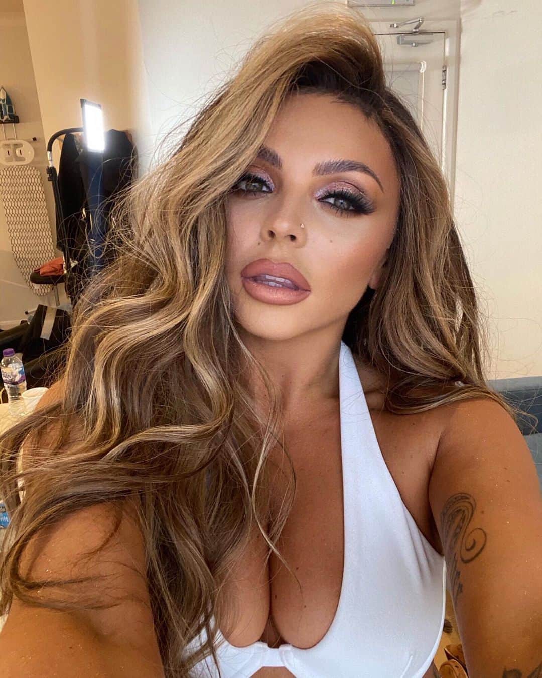 ジェシー・ネルソンのインスタグラム：「When mother does her magic 👩🏻‍🎨 @heidinorthmakeup Hair @aaroncarlohair 💁🏻‍♀️」