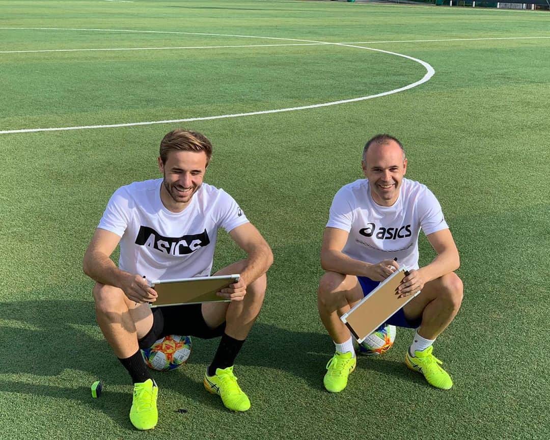 のインスタグラム：「Gran día @andresiniesta8! La revancha para cuándo? 😏⚽️⁣ ⁣ @andresiniesta8 と素晴らしい一日でした！今度また勝負しましょう？😏⚽️⁣ ⁣ 🎥 #IniestaTV @rakutensports」
