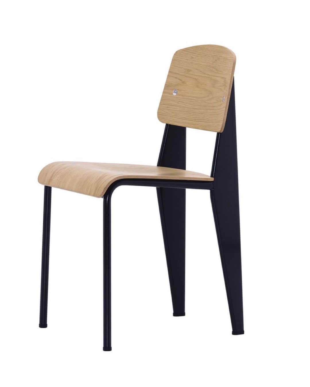 Vitra Japanさんのインスタグラム写真 - (Vitra JapanInstagram)「デザインは構造から自ずと導かれる﻿ ﻿ ジャン・プルーヴェが「スタンダード」を完成させたのは1934年のことでした。スタンダードのデザインからは、ものづくりにおいて構造に重きをおく、彼の建築や家具デザインにまで貫かれる哲学が感じられます。椅子に座った時、後脚に最も負担がかかるという椅子の本質を見抜き、スタンダードをデザインする際に生かしました。かかる重さが比較的軽い前脚には細い鋼のチューブを使い、より大きな重さがかかる後脚には、太さをもたせた中空の鋼板を用いる事で椅子にかかる重さを床へ逃がせる構造になっています。座面と背もたれは3種類の木材から選べ、スチール製のフレームは4色揃えており、自由に組み合わせることが可能です。﻿ ﻿ Vitra Classics Pop Up at Artek Tokyo﻿ 会期：2020年8月12日(水) – 9月14日(月)﻿ 会場：Artek Tokyo Store / Artek Webstore﻿ 購入者特典：期間中、対象商品をご購入いただいた方全員にヴィトラ2020年カタログ”home stories”とアレキサンダー・ジラードデザインのペーパーナプキンをプレゼント（数に限りがあります）﻿ 対象商品：ジャン・プルーヴェ、チャールズ&レイ・イームズ、アレキサンダー・ジラードのデザインによるヴィトラ製品﻿  ﻿ #Vitra #VitraJapan #VitraClassicPopUp #JeanProuve #Artek #ArtekTokyo﻿ #ヴィトラ #ヴィトラジャパン #ジャンプルーヴェ #プルーヴェ #スタンダード #ダイニング #チェア #ミッドセンチュリー #インテリア #季節を楽しむ #暮らしを楽しむ」8月28日 19時05分 - vitra_japan