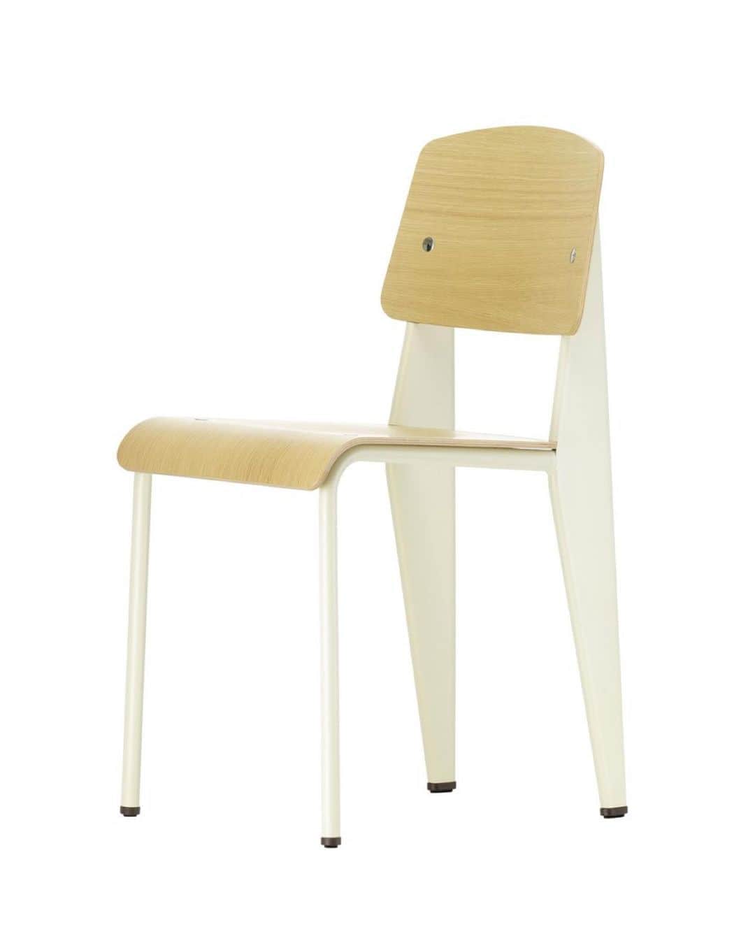 Vitra Japanさんのインスタグラム写真 - (Vitra JapanInstagram)「デザインは構造から自ずと導かれる﻿ ﻿ ジャン・プルーヴェが「スタンダード」を完成させたのは1934年のことでした。スタンダードのデザインからは、ものづくりにおいて構造に重きをおく、彼の建築や家具デザインにまで貫かれる哲学が感じられます。椅子に座った時、後脚に最も負担がかかるという椅子の本質を見抜き、スタンダードをデザインする際に生かしました。かかる重さが比較的軽い前脚には細い鋼のチューブを使い、より大きな重さがかかる後脚には、太さをもたせた中空の鋼板を用いる事で椅子にかかる重さを床へ逃がせる構造になっています。座面と背もたれは3種類の木材から選べ、スチール製のフレームは4色揃えており、自由に組み合わせることが可能です。﻿ ﻿ Vitra Classics Pop Up at Artek Tokyo﻿ 会期：2020年8月12日(水) – 9月14日(月)﻿ 会場：Artek Tokyo Store / Artek Webstore﻿ 購入者特典：期間中、対象商品をご購入いただいた方全員にヴィトラ2020年カタログ”home stories”とアレキサンダー・ジラードデザインのペーパーナプキンをプレゼント（数に限りがあります）﻿ 対象商品：ジャン・プルーヴェ、チャールズ&レイ・イームズ、アレキサンダー・ジラードのデザインによるヴィトラ製品﻿  ﻿ #Vitra #VitraJapan #VitraClassicPopUp #JeanProuve #Artek #ArtekTokyo﻿ #ヴィトラ #ヴィトラジャパン #ジャンプルーヴェ #プルーヴェ #スタンダード #ダイニング #チェア #ミッドセンチュリー #インテリア #季節を楽しむ #暮らしを楽しむ」8月28日 19時05分 - vitra_japan