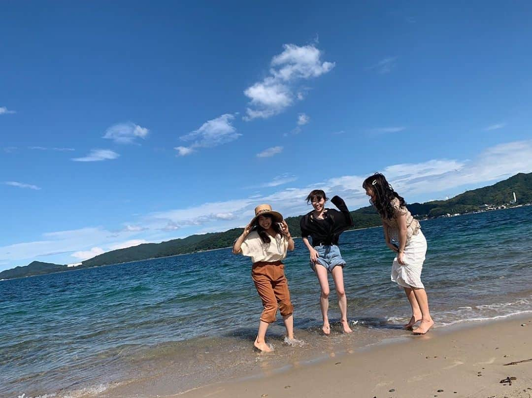 井尻晏菜さんのインスタグラム写真 - (井尻晏菜Instagram)「﻿ 夏だ！海だ！アオハルだ！﻿ ﻿ ﻿ ﻿ 足だけ海につけてきました😊﻿ ﻿ うーかがタイマーで撮ってくれました！﻿ タイミング分かんなくて３人とも別々のタイミングでジャンプした結果これ😂😂笑﻿ ﻿ ﻿ ﻿ 出来るだけ人の居ないタイミング狙った結果、びっくりするくらい人居なくて計算通り👏🏻﻿ ﻿ ﻿ ﻿ #天橋立#夏の京都#天橋立ビューラーンド#私雨女#りかてぃー嵐女#うーか晴れ女#うーかの本気出してきた#晴れすぎ」8月28日 19時06分 - ijirianna0120