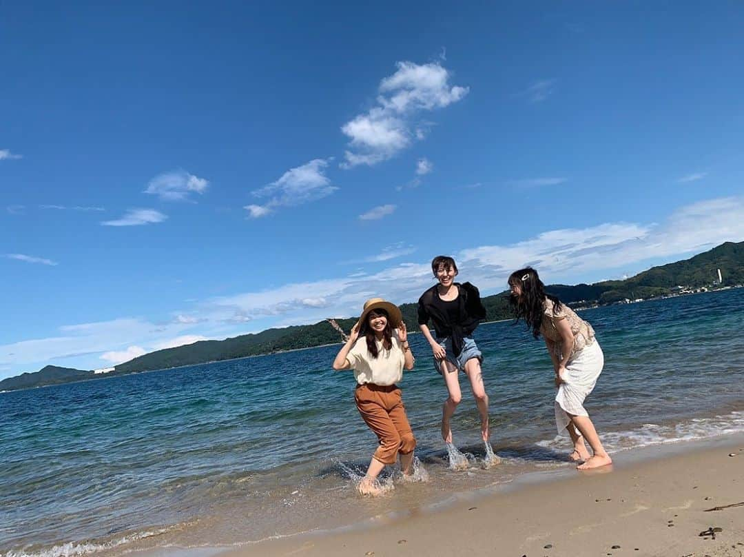 井尻晏菜さんのインスタグラム写真 - (井尻晏菜Instagram)「﻿ 夏だ！海だ！アオハルだ！﻿ ﻿ ﻿ ﻿ 足だけ海につけてきました😊﻿ ﻿ うーかがタイマーで撮ってくれました！﻿ タイミング分かんなくて３人とも別々のタイミングでジャンプした結果これ😂😂笑﻿ ﻿ ﻿ ﻿ 出来るだけ人の居ないタイミング狙った結果、びっくりするくらい人居なくて計算通り👏🏻﻿ ﻿ ﻿ ﻿ #天橋立#夏の京都#天橋立ビューラーンド#私雨女#りかてぃー嵐女#うーか晴れ女#うーかの本気出してきた#晴れすぎ」8月28日 19時06分 - ijirianna0120