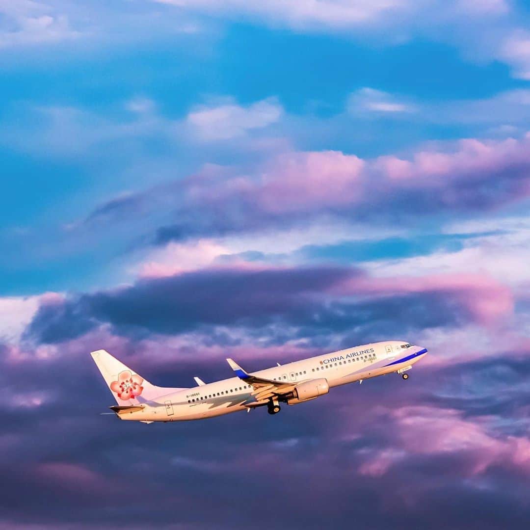 日本地区チャイナ エアラインさんのインスタグラム写真 - (日本地区チャイナ エアラインInstagram)「【Fly with you in the blue sky】  空の色は青、私たちのコーポレートカラーでもあります。 近いうちにまた皆さまと共に、青い空を飛ぶことができますように。 Thank You@ chan.photographer  ＜チャイナ エアライン公式HP＞ https://goo.gl/vif8Qp  #チャイナエアライン #chinaairlines #中華航空 #スカイチーム #台湾 #防疫」8月28日 19時07分 - chinaairlines.jp