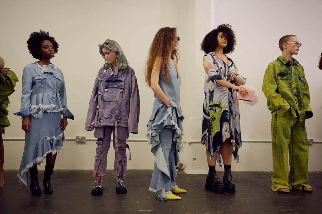 Marques Almeidaさんのインスタグラム写真 - (Marques AlmeidaInstagram)「We are denim lovers 💙💚💜 Our M’A Girls waiting our LFW show start.  Shop now the new AW20 collection.  #howdoyouwearyourma #marquesalmeida #denim #denimlovers #backstage #lfw #magirl #aw20」8月28日 19時07分 - marques_almeida