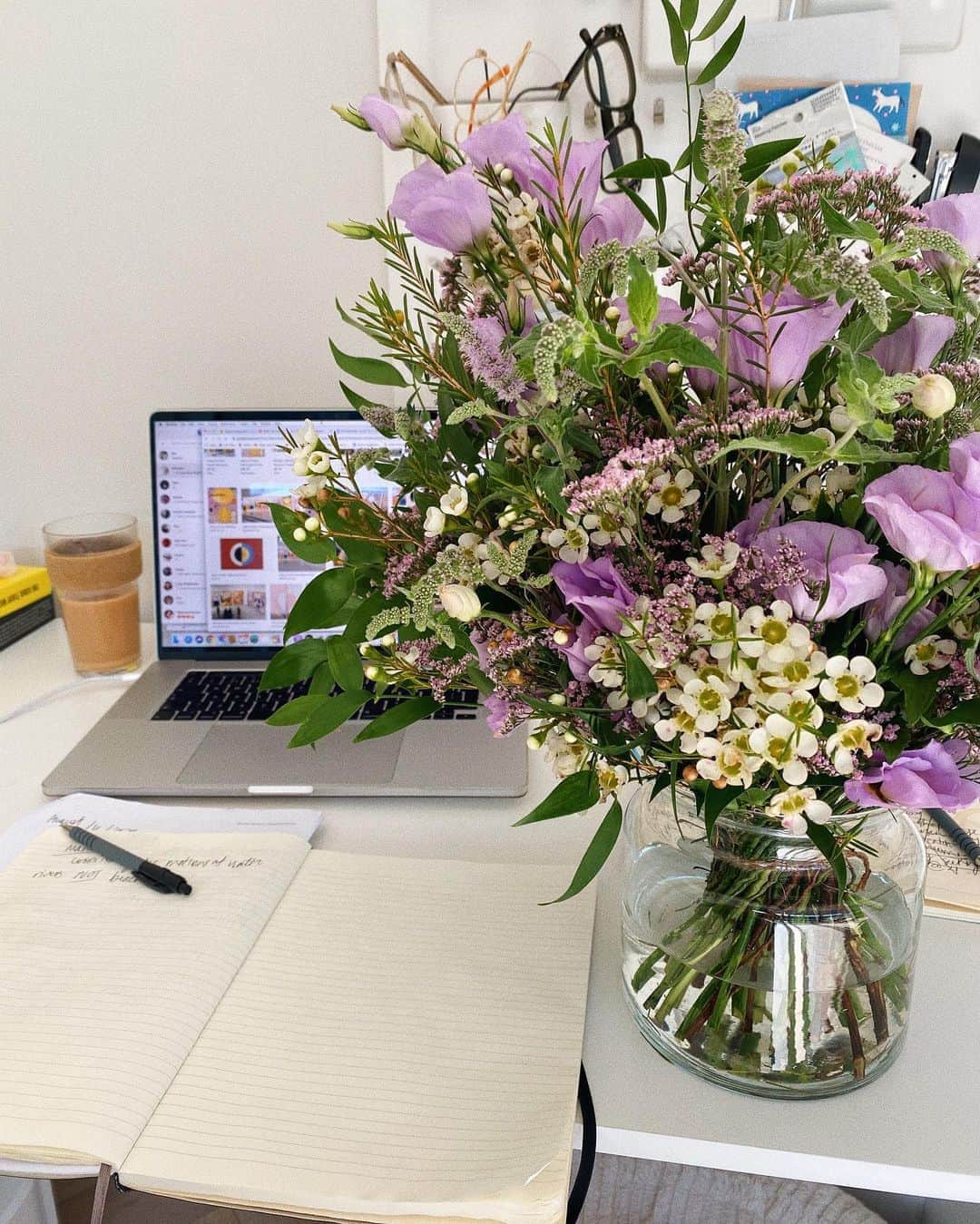 Estée Lalondeのインスタグラム：「Deep.desk.nature.immersion. @floomofficial 💜 Thank you for the gift of purple ~」