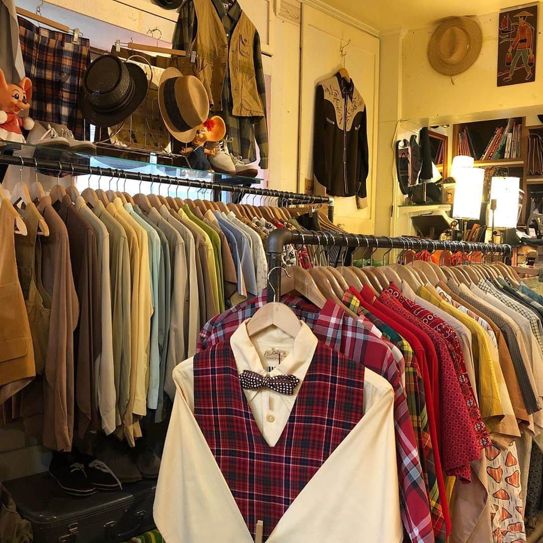 NUTTY Vintage&Collectibleのインスタグラム：「NUTTY店内続々と模様替え中です🍂 まだまだ暑い日にはオータムカラーを取り入れて 気分を秋めかせて…  8月最終週末もご来店をお待ちしております🛒  💌DMからも通販承ります💌 ㅤㅤㅤㅤㅤㅤㅤㅤㅤㅤㅤㅤㅤ ------------------------------------ 🛍NUTTY通販について🛍 ------------------------------------- ＜ONLINE STORE＞ VINTAGE▶︎http://nutty.theshop.jp/ USED SELECT▶︎https://nuttyselect.official.ec/ （プロフィールページURLよりjump🕊） ㅤㅤㅤㅤㅤㅤㅤㅤㅤㅤㅤㅤㅤ ＜VIDEO CHAT SHOPPING＞ テレビ電話をお繋ぎして、リアルタイムでご案内いたします。詳細は過去の投稿をご覧ください。」